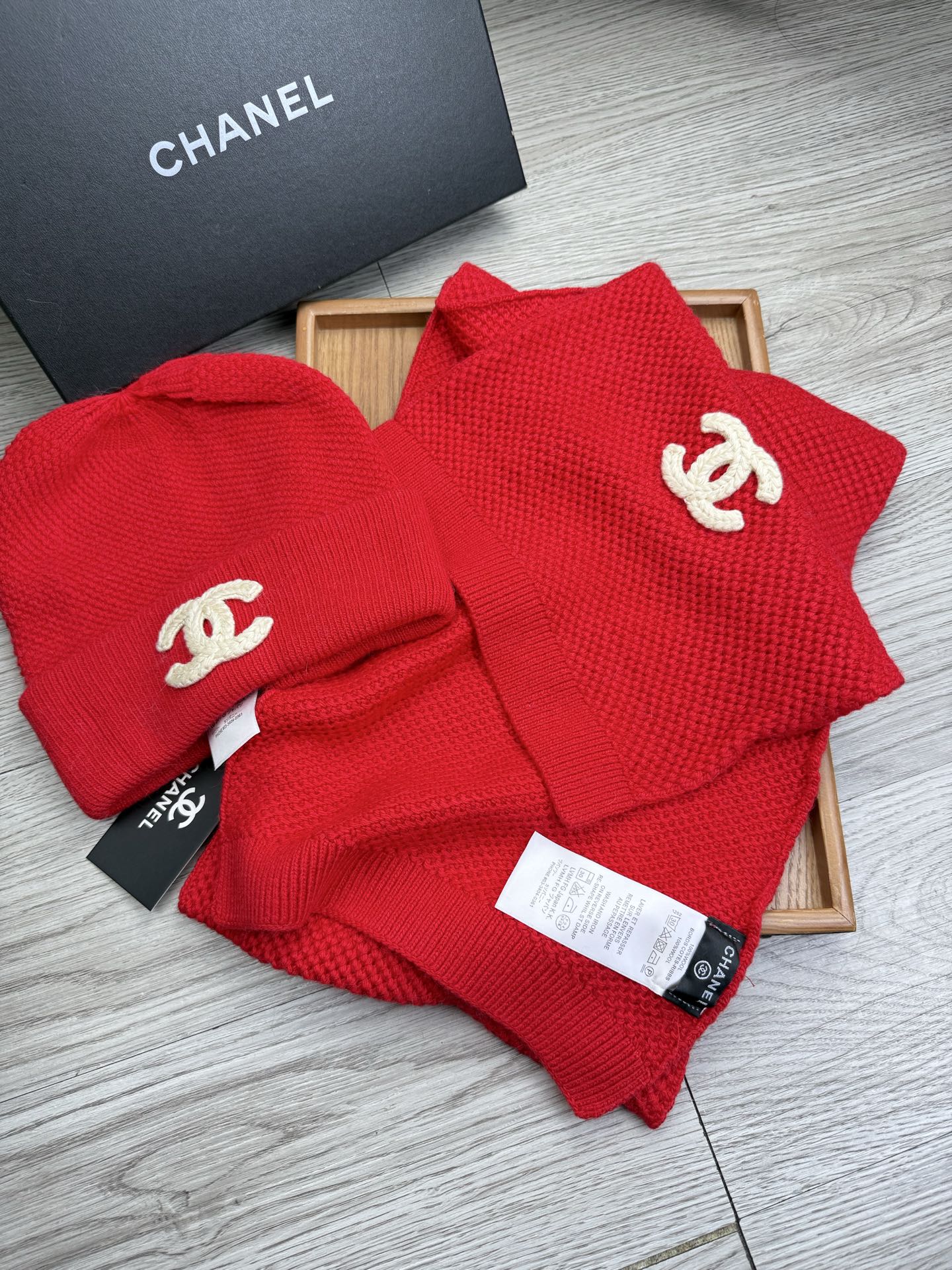 🌹。C家。 【羊毛套装帽子】经典套装帽子！帽子➕围巾！70%羊毛➕30%兔毛。暖暖哒超级舒服～冬日小姐姐减龄神器哦～这个
