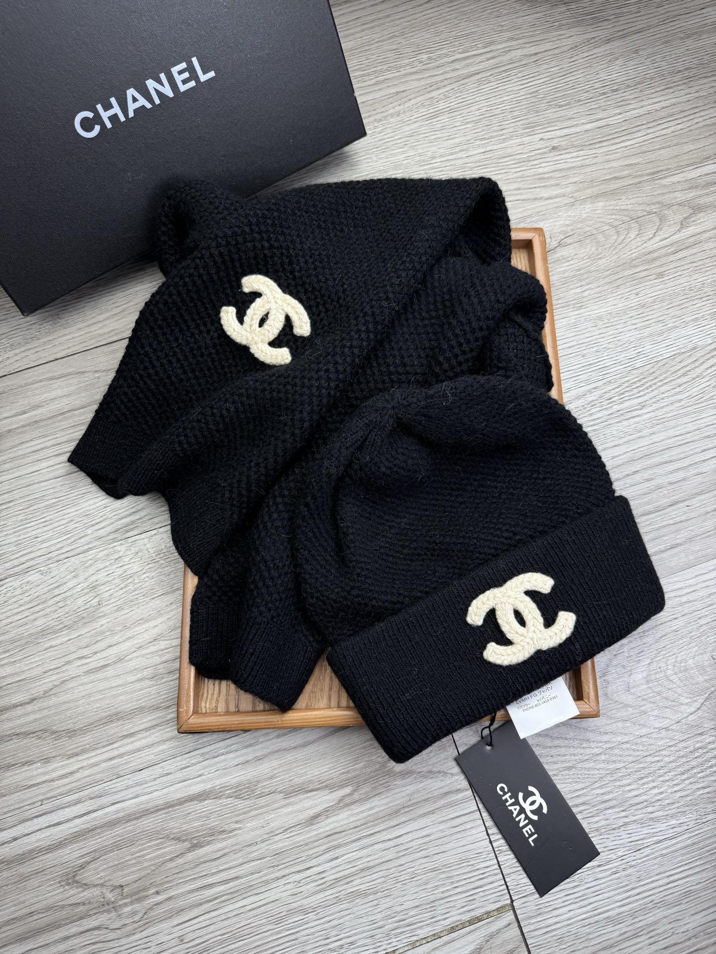 🌹。C家。 【羊毛套装帽子】经典套装帽子！帽子➕围巾！70%羊毛➕30%兔毛。暖暖哒超级舒服～冬日小姐姐减龄神器哦～这个