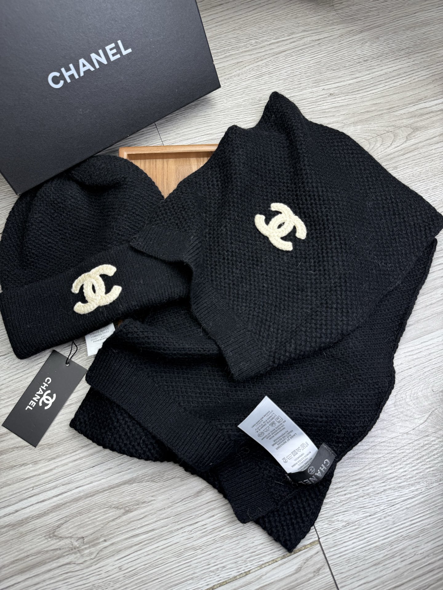 🌹。C家。 【羊毛套装帽子】经典套装帽子！帽子➕围巾！70%羊毛➕30%兔毛。暖暖哒超级舒服～冬日小姐姐减龄神器哦～这个