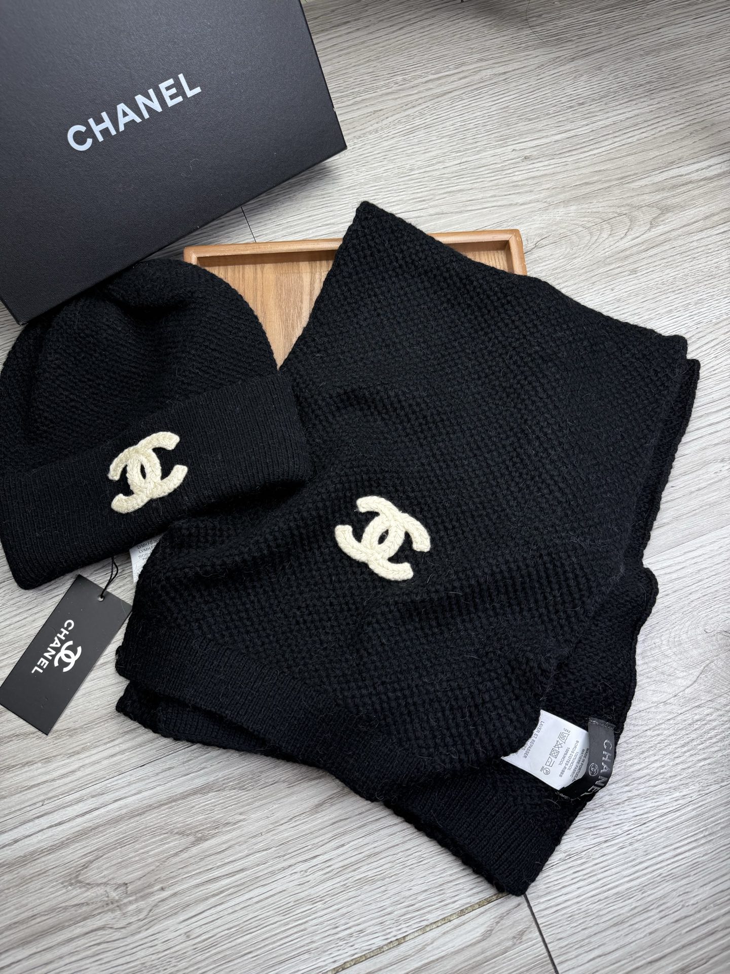 🌹。C家。 【羊毛套装帽子】经典套装帽子！帽子➕围巾！70%羊毛➕30%兔毛。暖暖哒超级舒服～冬日小姐姐减龄神器哦～这个