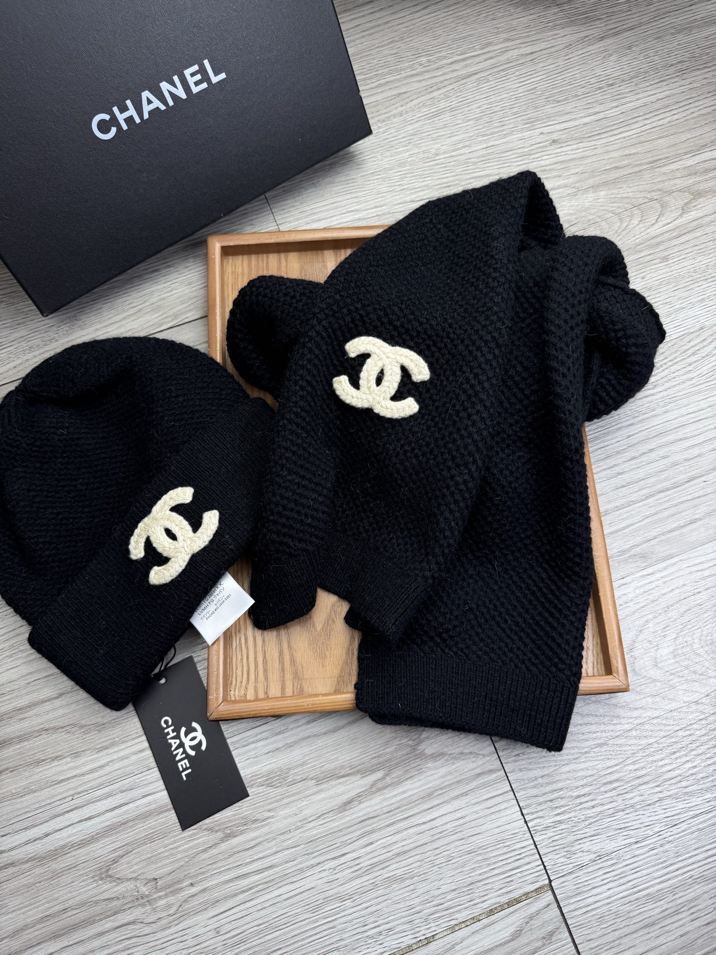 🌹。C家。 【羊毛套装帽子】经典套装帽子！帽子➕围巾！70%羊毛➕30%兔毛。暖暖哒超级舒服～冬日小姐姐减龄神器哦～这个