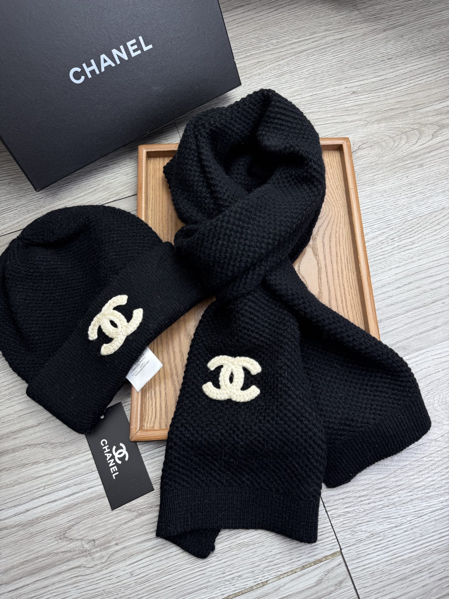 🌹。C家。 【羊毛套装帽子】经典套装帽子！帽子➕围巾！70%羊毛➕30%兔毛。暖暖哒超级舒服～冬日小姐姐减龄神器哦～这个