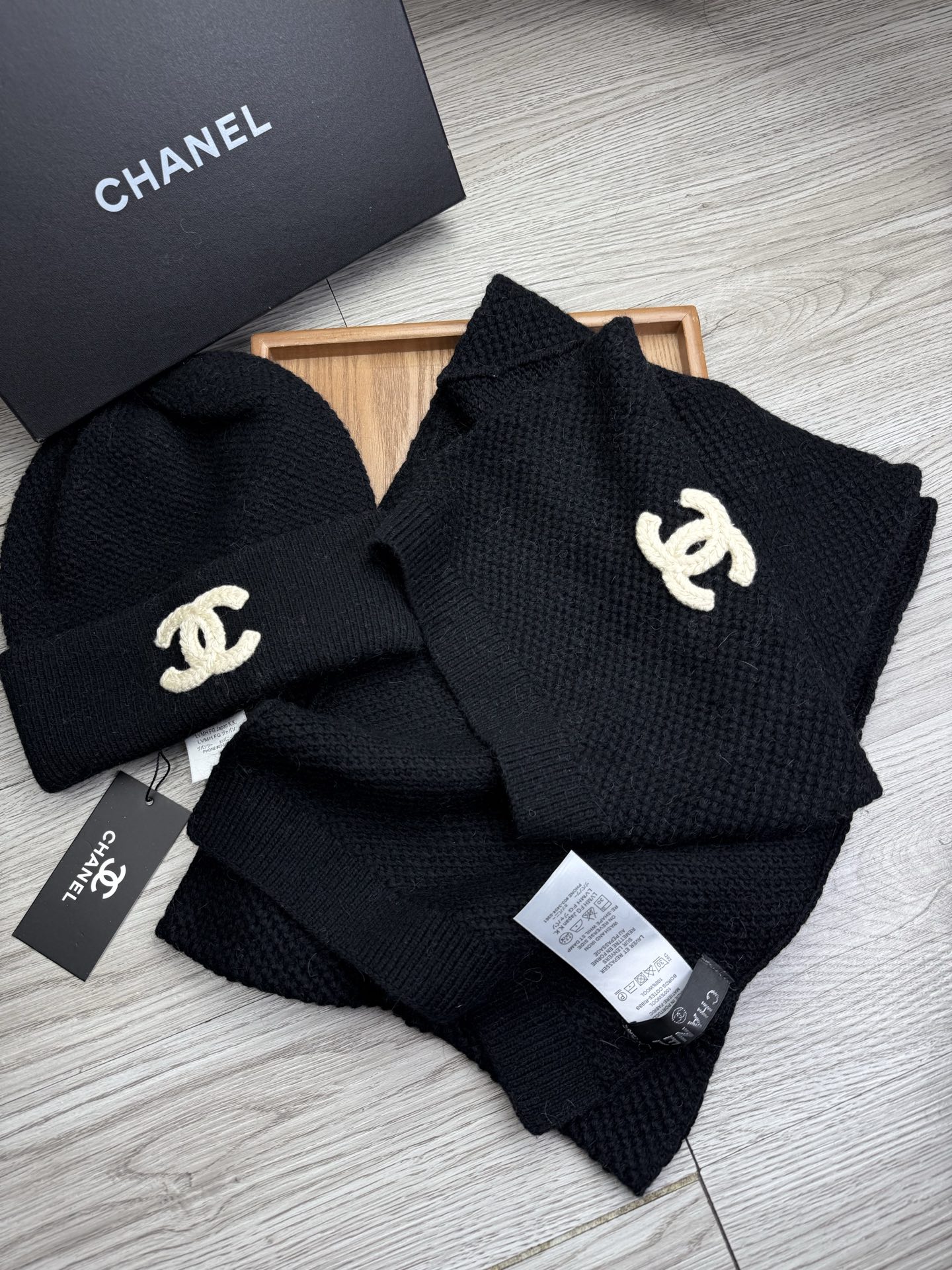 🌹。C家。 【羊毛套装帽子】经典套装帽子！帽子➕围巾！70%羊毛➕30%兔毛。暖暖哒超级舒服～冬日小姐姐减龄神器哦～这个