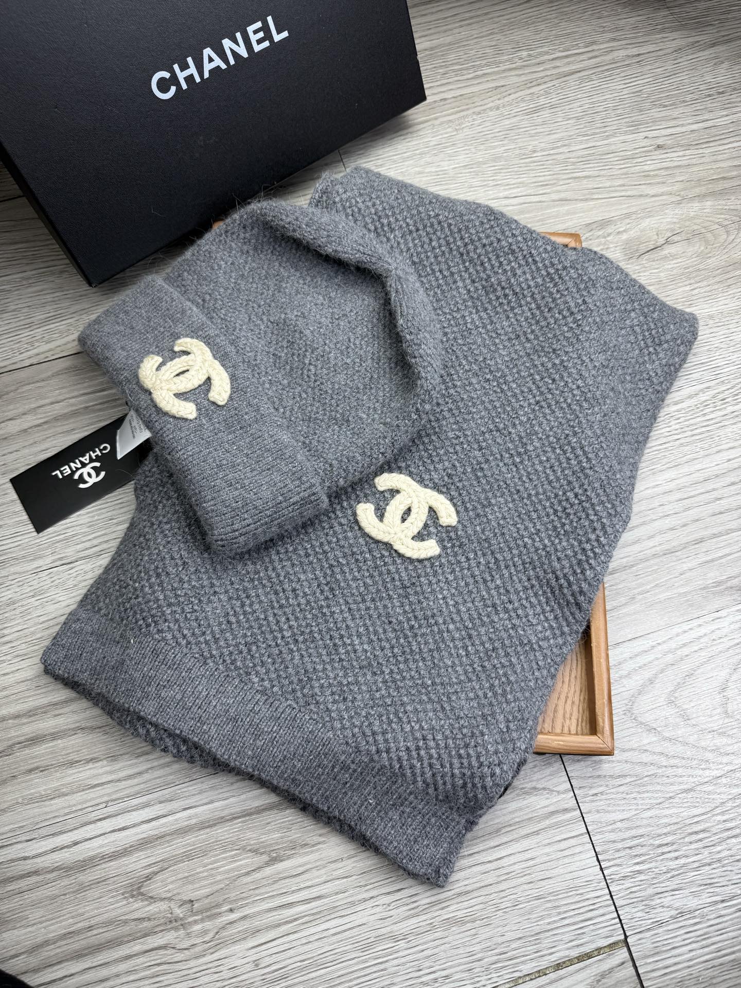 🌹。C家。 【羊毛套装帽子】经典套装帽子！帽子➕围巾！70%羊毛➕30%兔毛。暖暖哒超级舒服～冬日小姐姐减龄神器哦～这个