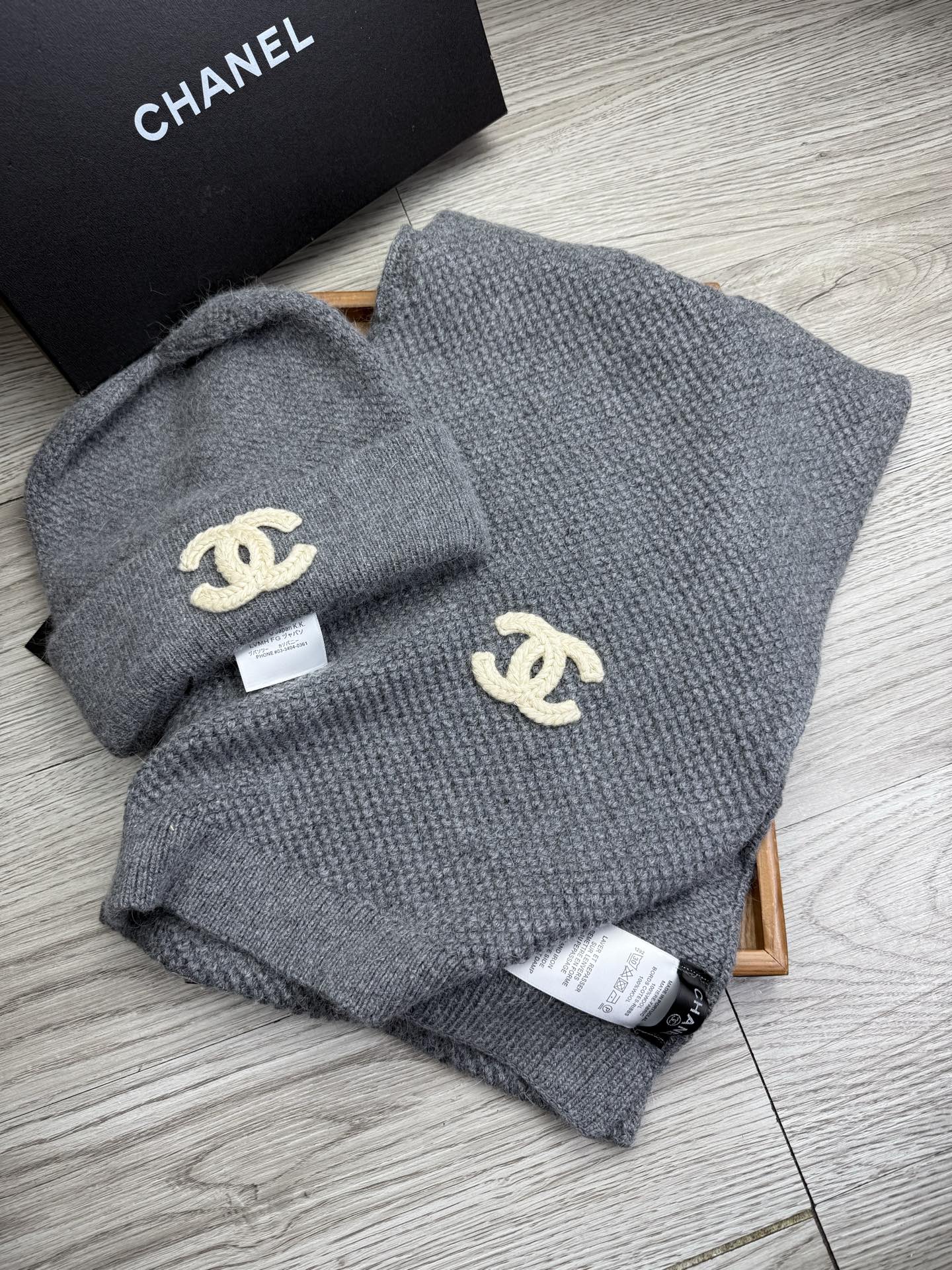 🌹。C家。 【羊毛套装帽子】经典套装帽子！帽子➕围巾！70%羊毛➕30%兔毛。暖暖哒超级舒服～冬日小姐姐减龄神器哦～这个