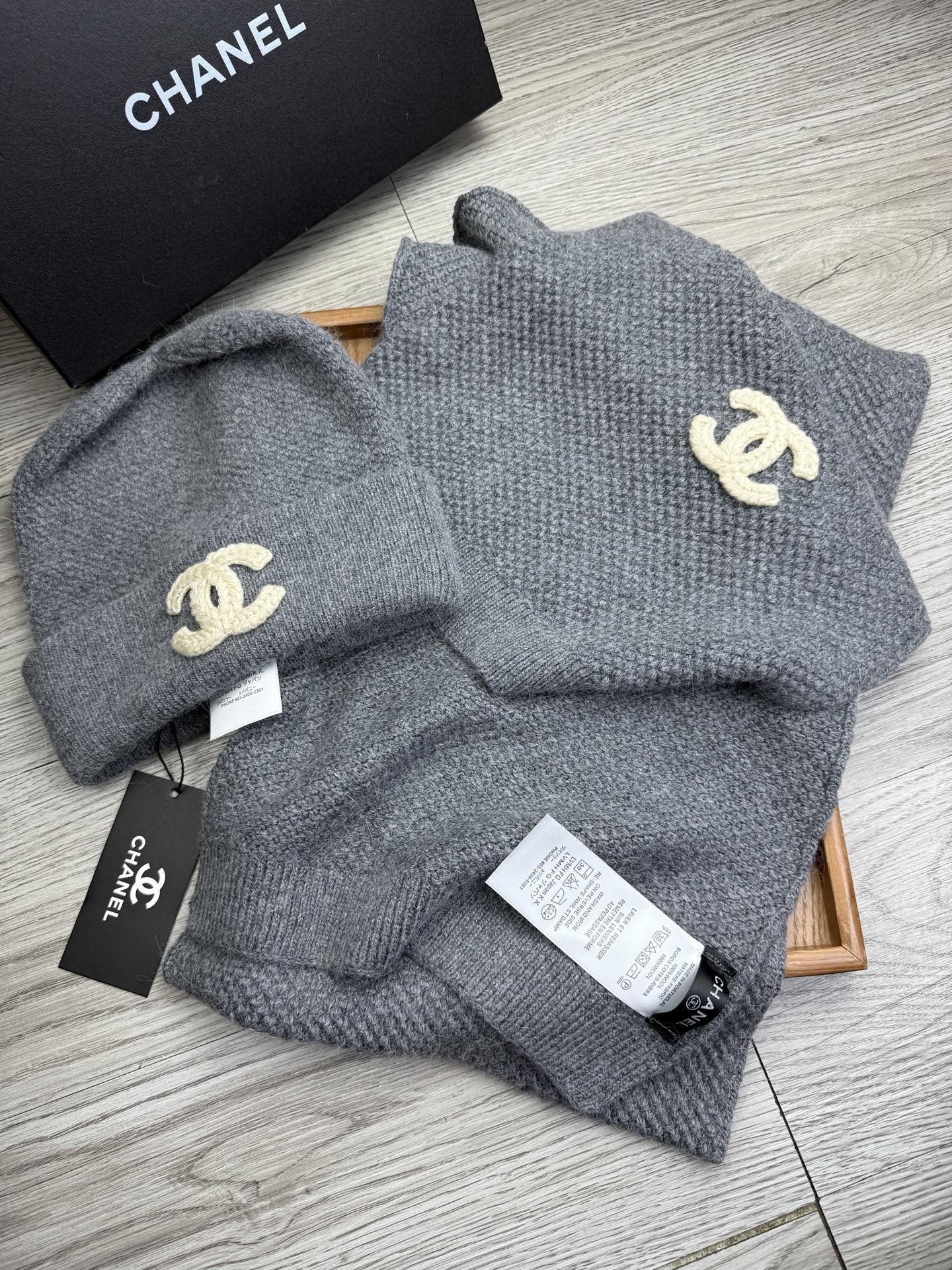 🌹。C家。 【羊毛套装帽子】经典套装帽子！帽子➕围巾！70%羊毛➕30%兔毛。暖暖哒超级舒服～冬日小姐姐减龄神器哦～这个