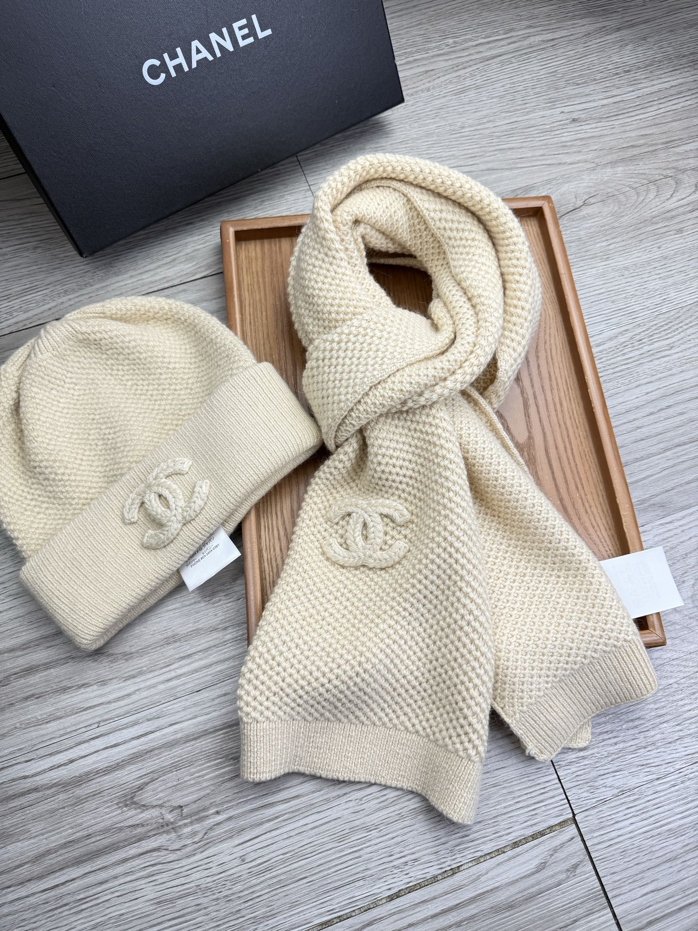 🌹。C家。 【羊毛套装帽子】经典套装帽子！帽子➕围巾！70%羊毛➕30%兔毛。暖暖哒超级舒服～冬日小姐姐减龄神器哦～这个