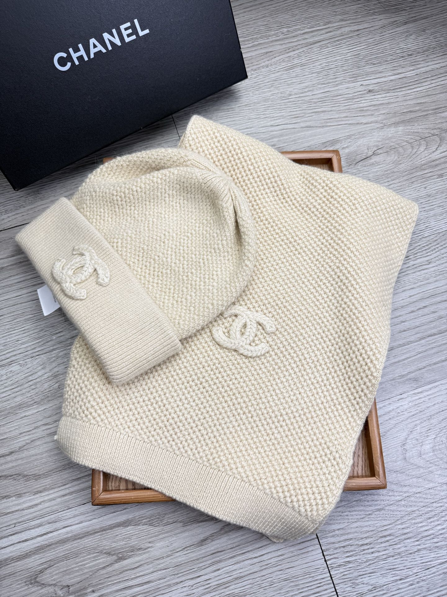 🌹。C家。 【羊毛套装帽子】经典套装帽子！帽子➕围巾！70%羊毛➕30%兔毛。暖暖哒超级舒服～冬日小姐姐减龄神器哦～这个