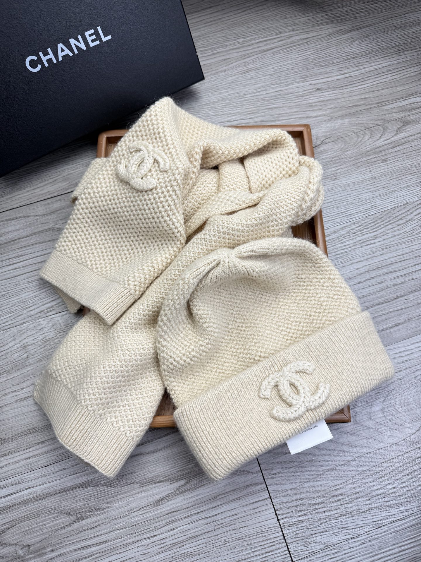 🌹。C家。 【羊毛套装帽子】经典套装帽子！帽子➕围巾！70%羊毛➕30%兔毛。暖暖哒超级舒服～冬日小姐姐减龄神器哦～这个