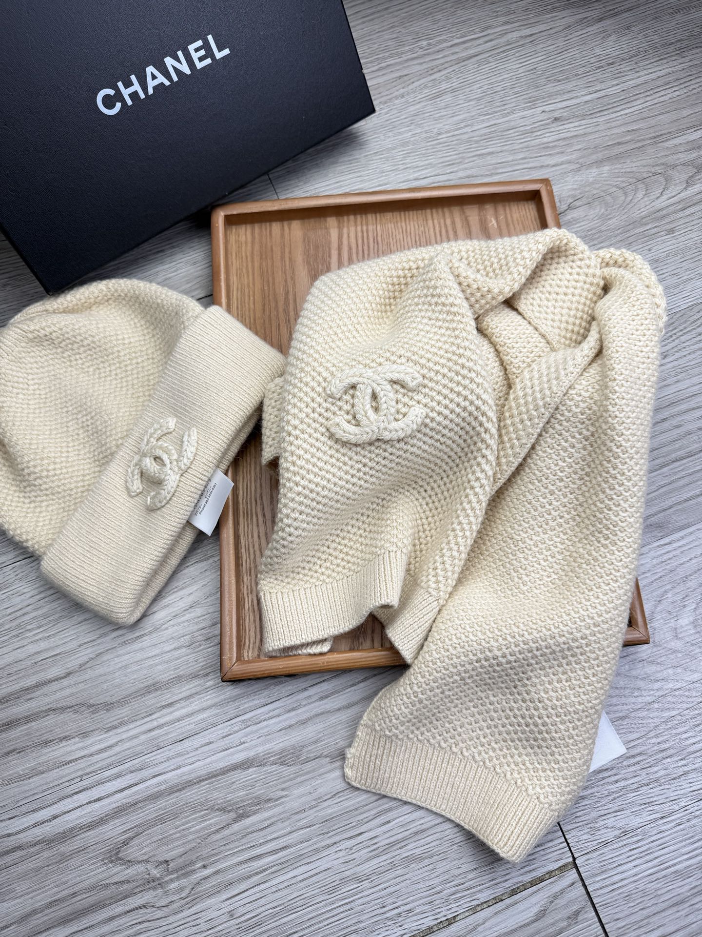 🌹。C家。 【羊毛套装帽子】经典套装帽子！帽子➕围巾！70%羊毛➕30%兔毛。暖暖哒超级舒服～冬日小姐姐减龄神器哦～这个