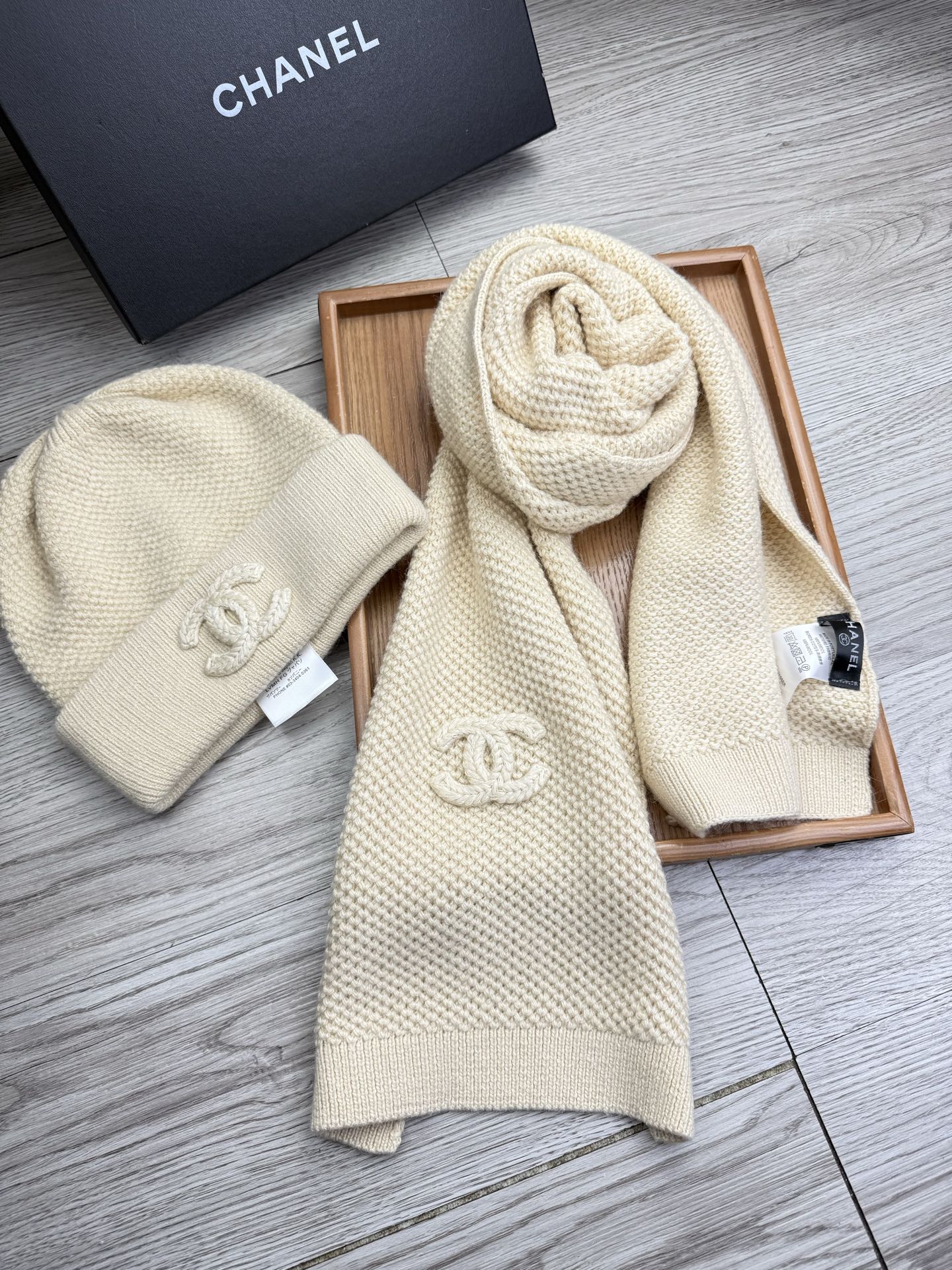 🌹。C家。 【羊毛套装帽子】经典套装帽子！帽子➕围巾！70%羊毛➕30%兔毛。暖暖哒超级舒服～冬日小姐姐减龄神器哦～这个