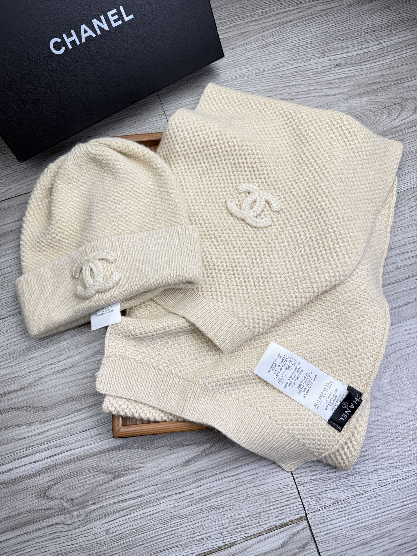 🌹。C家。 【羊毛套装帽子】经典套装帽子！帽子➕围巾！70%羊毛➕30%兔毛。暖暖哒超级舒服～冬日小姐姐减龄神器哦～这个