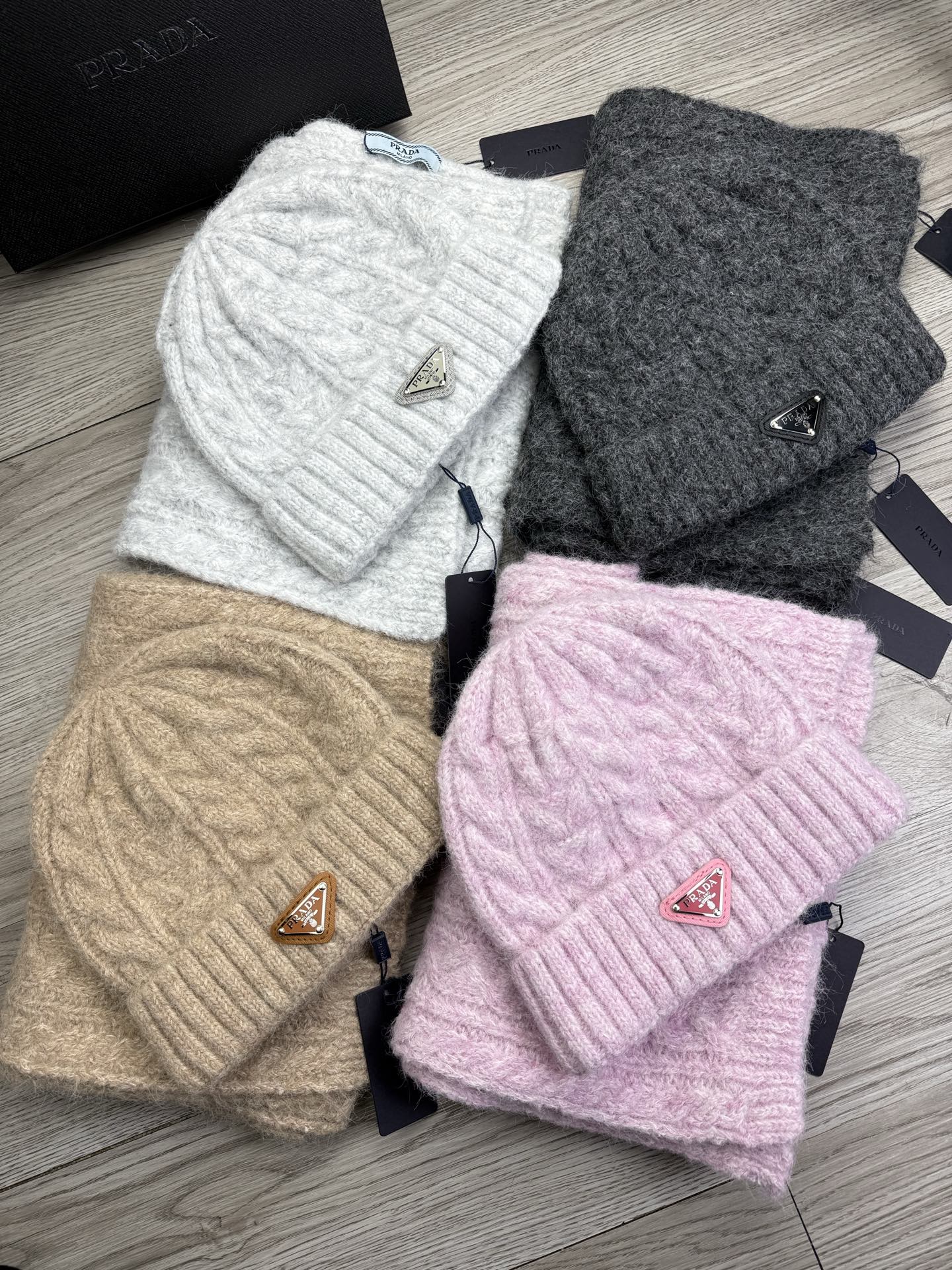 NO:602044,.prada. Welfare gift [scarf and hat] two-piece set!  Simplicity and grandeur are the original intention of the designer of this hooded scarf. It’s so beautiful~ The fashionable, soft and breathable material is made of acrylic!  The acrylic fabric is very soft, feels comfortable to the touch, has a soft texture, and has great thermal insulation effect!  We refuse to add too many chemicals and softeners to achieve excessive smoothness. It is only suitable for those with allergies!  suit,suit,prada,hats19860909.prada.福利好物【围巾帽子】两件套套装！简单大气是这款套帽围巾设计者的初心真心美了～时尚柔软透气材质采用的是acrylic！acrylic面料柔软度非常好,摸起来手感舒适,质地柔软,保暖效果也是杠杠的！我们拒绝 过多添加化学加软剂来达到过份的顺滑过敏者只适合纯天然！套装,套装,prada,hats,accessory