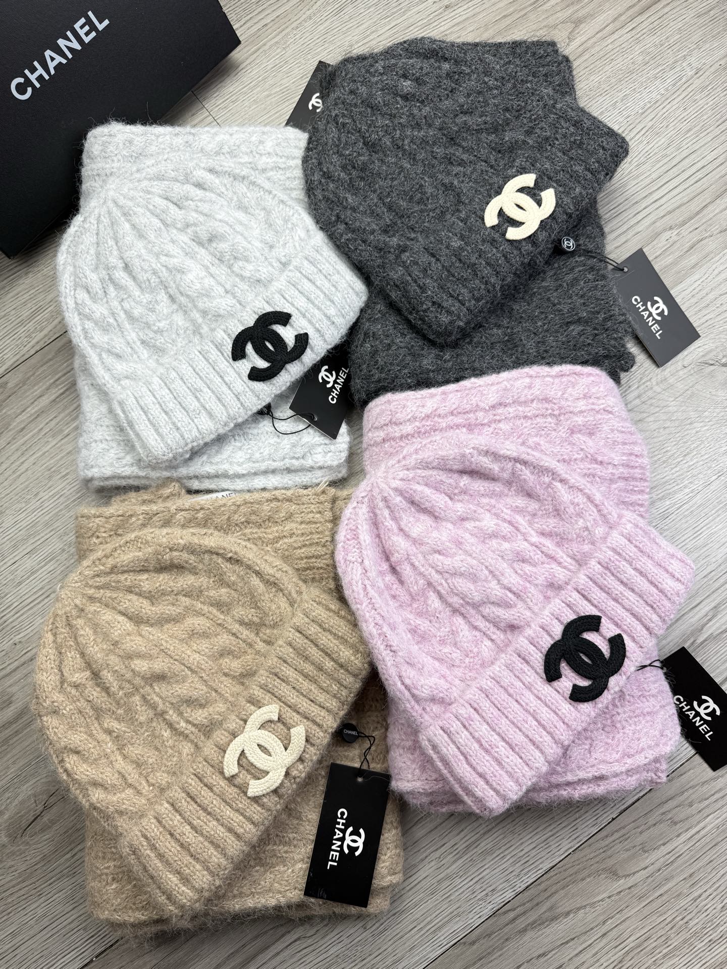 NO:602049,.C Home. Welfare goodies [scarf and hat] two-piece set!  Simplicity and grandeur are the original intention of the designer of this hooded scarf. It’s so beautiful~ The fashionable, soft and breathable material is made of acrylic!  The acrylic fabric is very soft, feels comfortable to the touch, has a soft texture, and has great thermal insulation effect!  We refuse to add too many chemicals and softeners to achieve excessive smoothness. It is only suitable for those with allergies!  suit,suit,chanel,hats19860909.C家.福利好物【围巾帽子】两件套套装！简单大气是这款套帽围巾设计者的初心真心美了～时尚柔软透气材质采用的是acrylic！acrylic面料柔软度非常好,摸起来手感舒适,质地柔软,保暖效果也是杠杠的！我们拒绝 过多添加化学加软剂来达到过份的顺滑过敏者只适合纯天然！套装,套装,chanel,hats,accessory