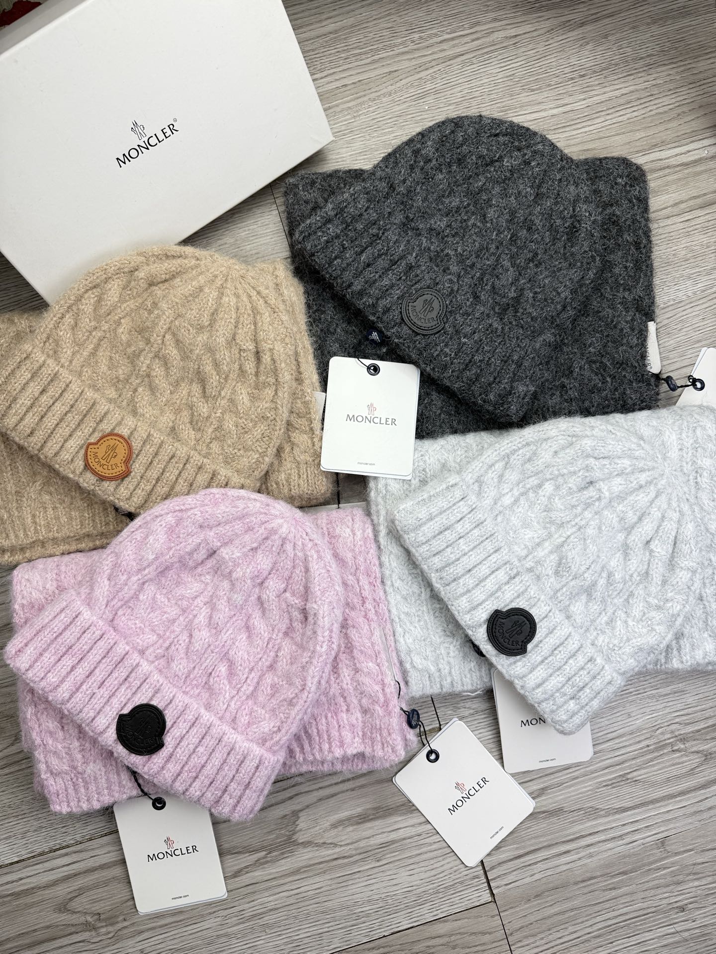 NO:602054,.Muzzled. Welfare goodies [scarf and hat] two-piece set!  Simplicity and grandeur are the original intention of the designer of this hooded scarf. It’s so beautiful~ The fashionable, soft and breathable material is made of acrylic!  The acrylic fabric is very soft, feels comfortable to the touch, has a soft texture, and has great thermal insulation effect!  We refuse to add too many chemicals and softeners to achieve excessive smoothness. It is only suitable for those with allergies!  suit,suit,Moncler,hats19860909.蒙口.福利好物【围巾帽子】两件套套装！简单大气是这款套帽围巾设计者的初心真心美了～时尚柔软透气材质采用的是acrylic！acrylic面料柔软度非常好,摸起来手感舒适,质地柔软,保暖效果也是杠杠的！我们拒绝 过多添加化学加软剂来达到过份的顺滑过敏者只适合纯天然！套装,套装,Moncler,hats,accessory