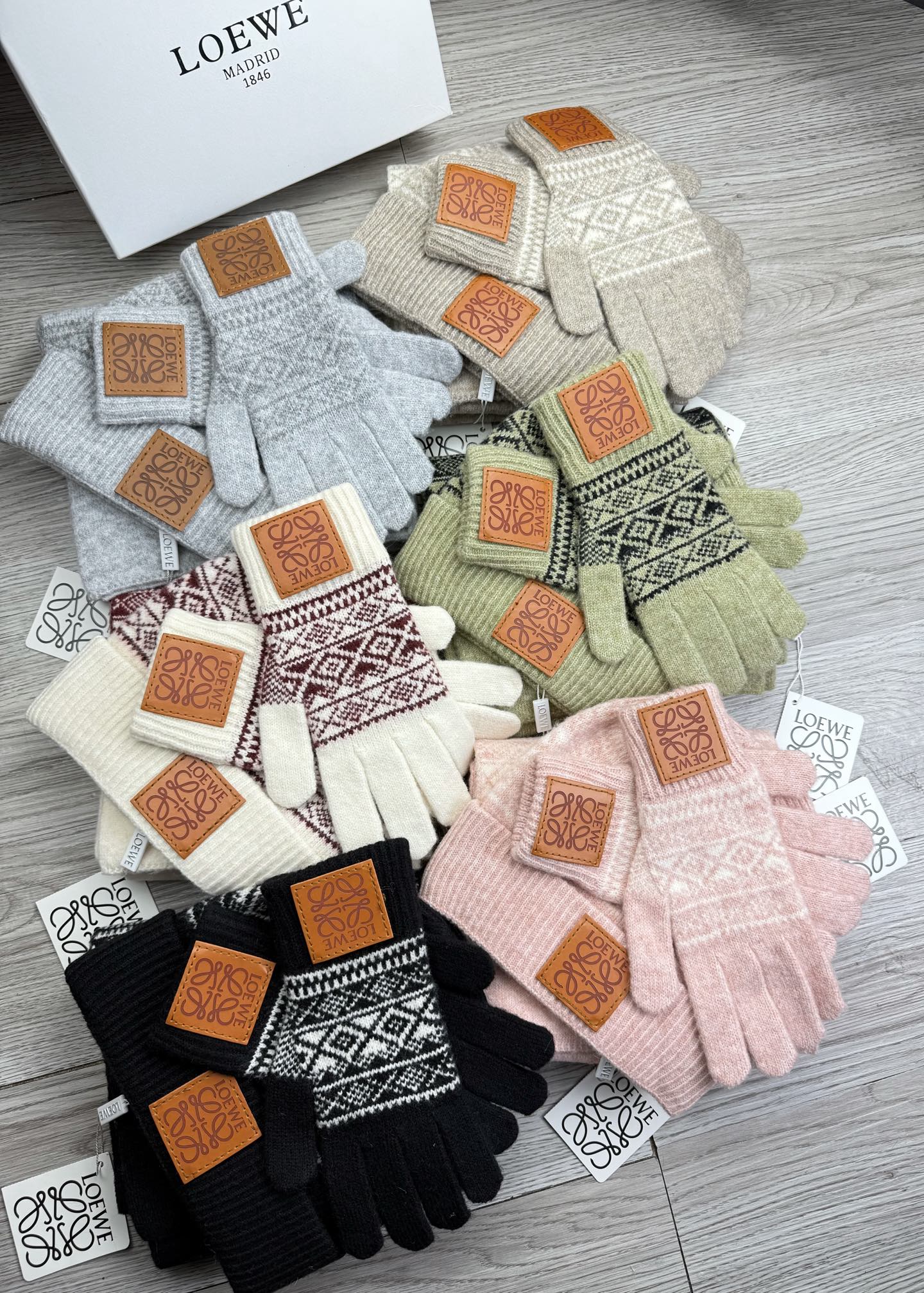 NO:602059,.Loewe. Welfare goodies [scarf, hat, gloves] three-piece set!  Simplicity and grandeur are the original intention of the designer of this hooded scarf. It’s so beautiful~ The fashionable, soft and breathable material is made of acrylic!  The acrylic fabric is very soft, feels comfortable to the touch, has a soft texture, and has great thermal insulation effect!  We refuse to add too many chemicals and softeners to achieve excessive smoothness. It is only suitable for those with allergies!  suit,suit,loewe,gloves,hats19860909.Loewe.福利好物【围巾帽子 手套】三件套套装！简单大气是这款套帽围巾设计者的初心真心美了～时尚柔软透气材质采用的是acrylic！acrylic面料柔软度非常好,摸起来手感舒适,质地柔软,保暖效果也是杠杠的！我们拒绝 过多添加化学加软剂来达到过份的顺滑过敏者只适合纯天然！套装,套装,loewe,gloves,hats,accessory