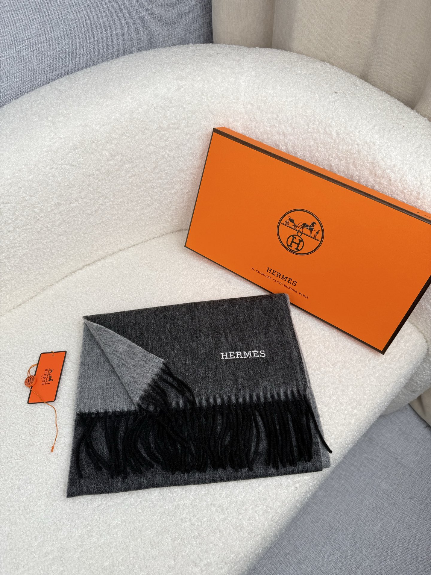 NO:704326,.H Home. [Double-Sided Scarf] I feel like I will never fall in love with it again. It is in the hands of QC. It is genuine from the counter. All have the latest logo this year and are anti-counterfeiting. Each one is stamped by QC inspection. So everything is perfect and the same as the counter!  It is a rare opportunity to have this kind of pure counter product with all accessories stamped!  10,000 at the counter. There are 3 colors in total, each color is breathtakingly beautiful. Double-sided and two-color heavy stuff. With a little water ripple!  Elegant without being too showy!  .Support counter inspection!  180*30cm~~.50 cashmere and 50 lamb wool are used to increase toughness!  The texture is very soft ~ the color, color fastness and raw materials are world-class. So you will be happy if you buy it!  high version scarf, high version scarf19860909.H家.【双面围巾】感觉有了它真心不会再爱了.QC手里扣下的.真正专柜正品.全部今年最新logo最新防伪.每一条都是qc验货盖章.所以一切完美和专柜无差！这种纯专柜货全部辅料盖章齐全的机会无敌难得！专柜10000.一共3色,每个颜色都美到窒息.双面双色重磅的东西.带一点水波纹！既优雅又不会过于张扬！.支持专柜验货！180*30cm~~.50羊绒50羊羔毛用来增加韧性！质感非常柔软～色泽度色牢度原料都是世界级的.所以买到就赚开心啦！高版本围巾,高版本围巾,scarf