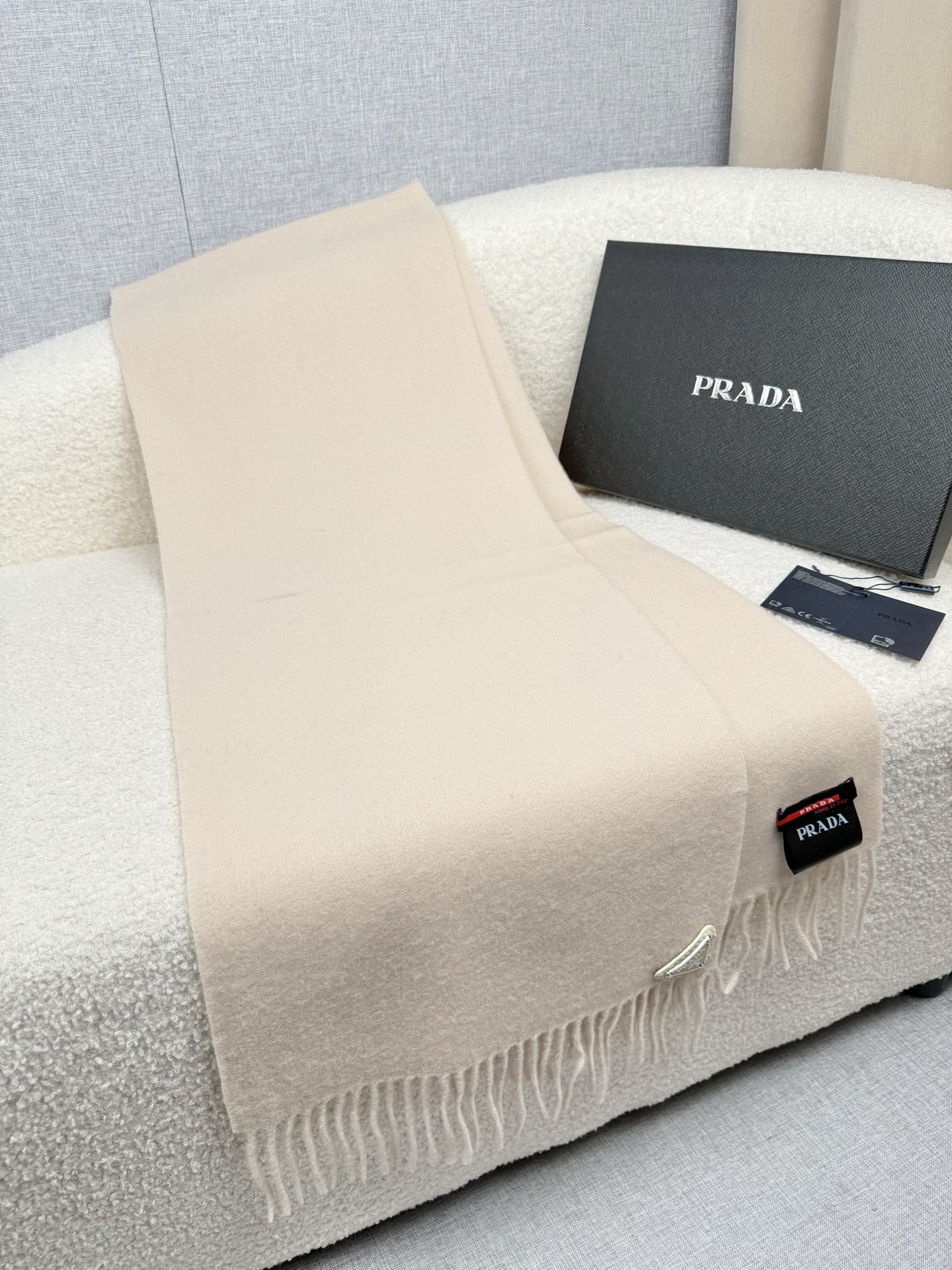 P。Prada。【素色金属三角标-羊绒围巾】5个色！感觉有了它真心不会再爱了.QC手里扣下的.真正专柜正品.全部今年最新