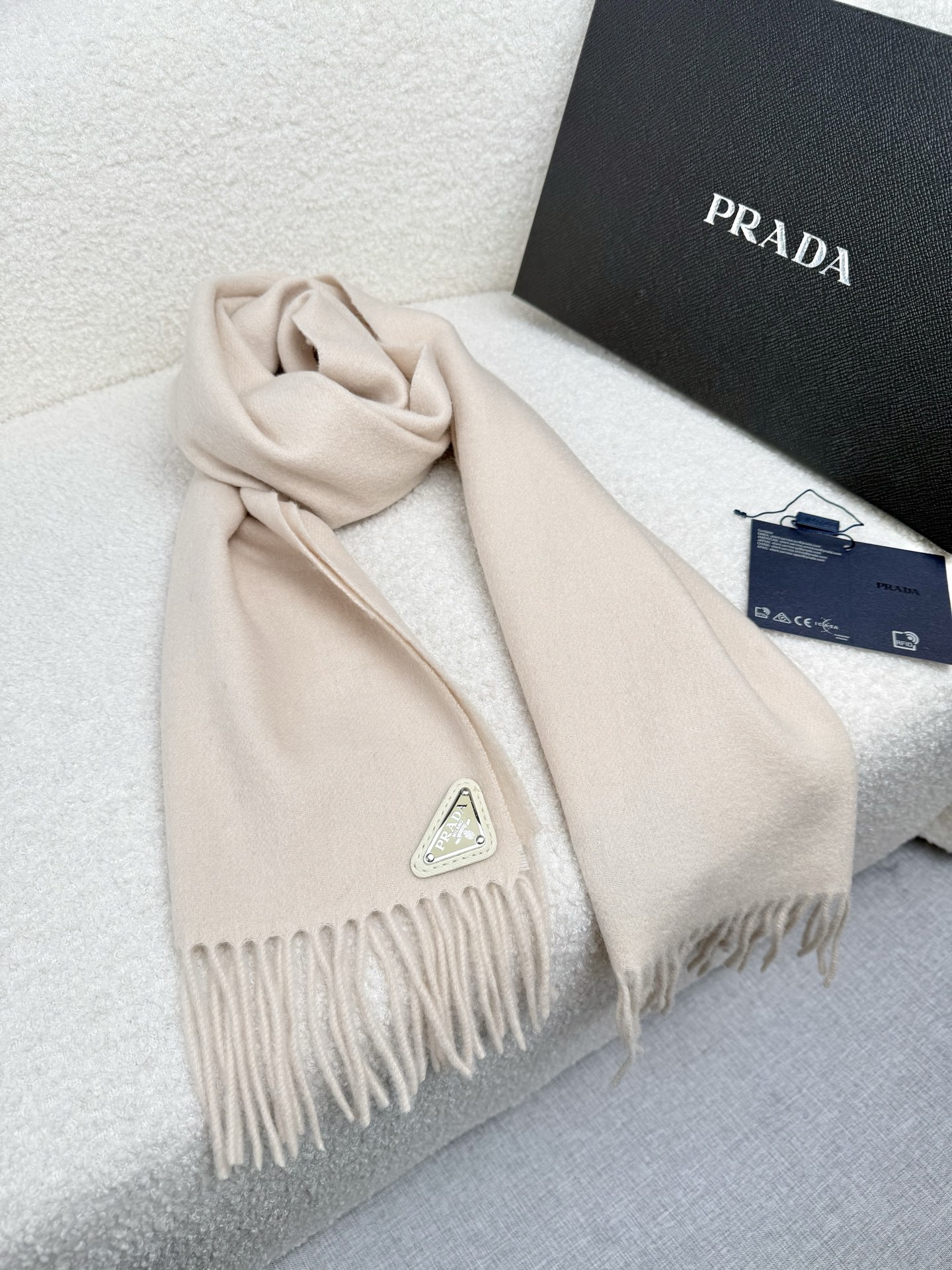 P。Prada。【素色金属三角标-羊绒围巾】5个色！感觉有了它真心不会再爱了.QC手里扣下的.真正专柜正品.全部今年最新