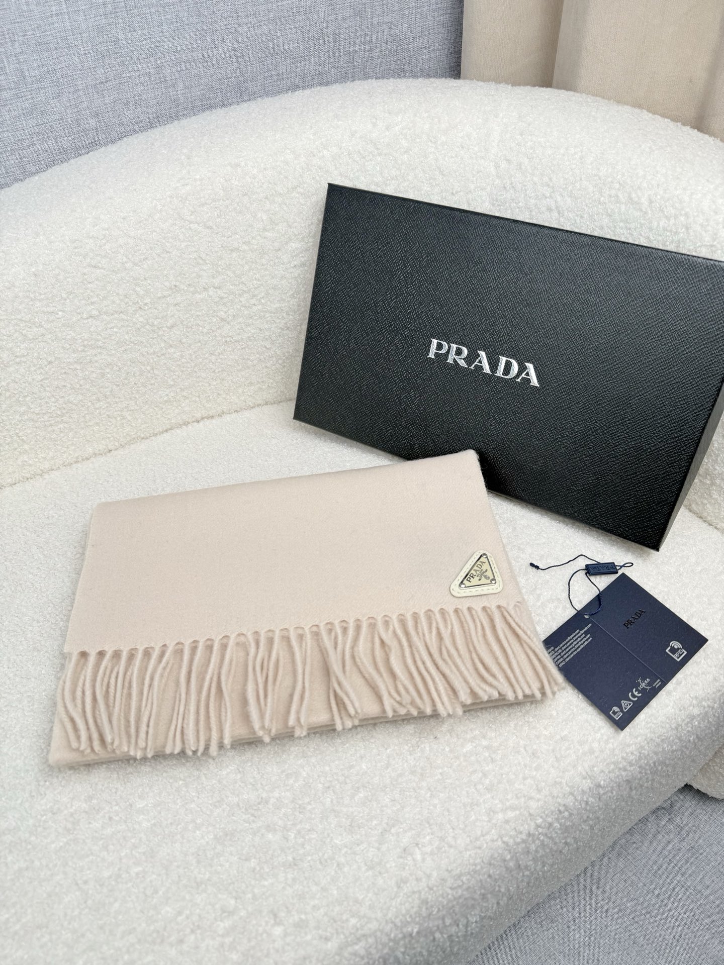 P。Prada。【素色金属三角标-羊绒围巾】5个色！感觉有了它真心不会再爱了.QC手里扣下的.真正专柜正品.全部今年最新