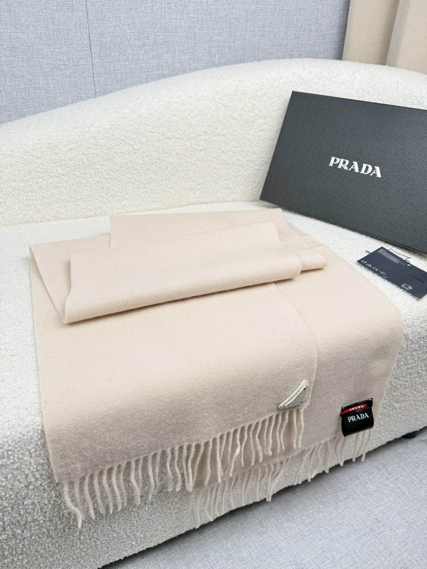 P。Prada。【素色金属三角标-羊绒围巾】5个色！感觉有了它真心不会再爱了.QC手里扣下的.真正专柜正品.全部今年最新