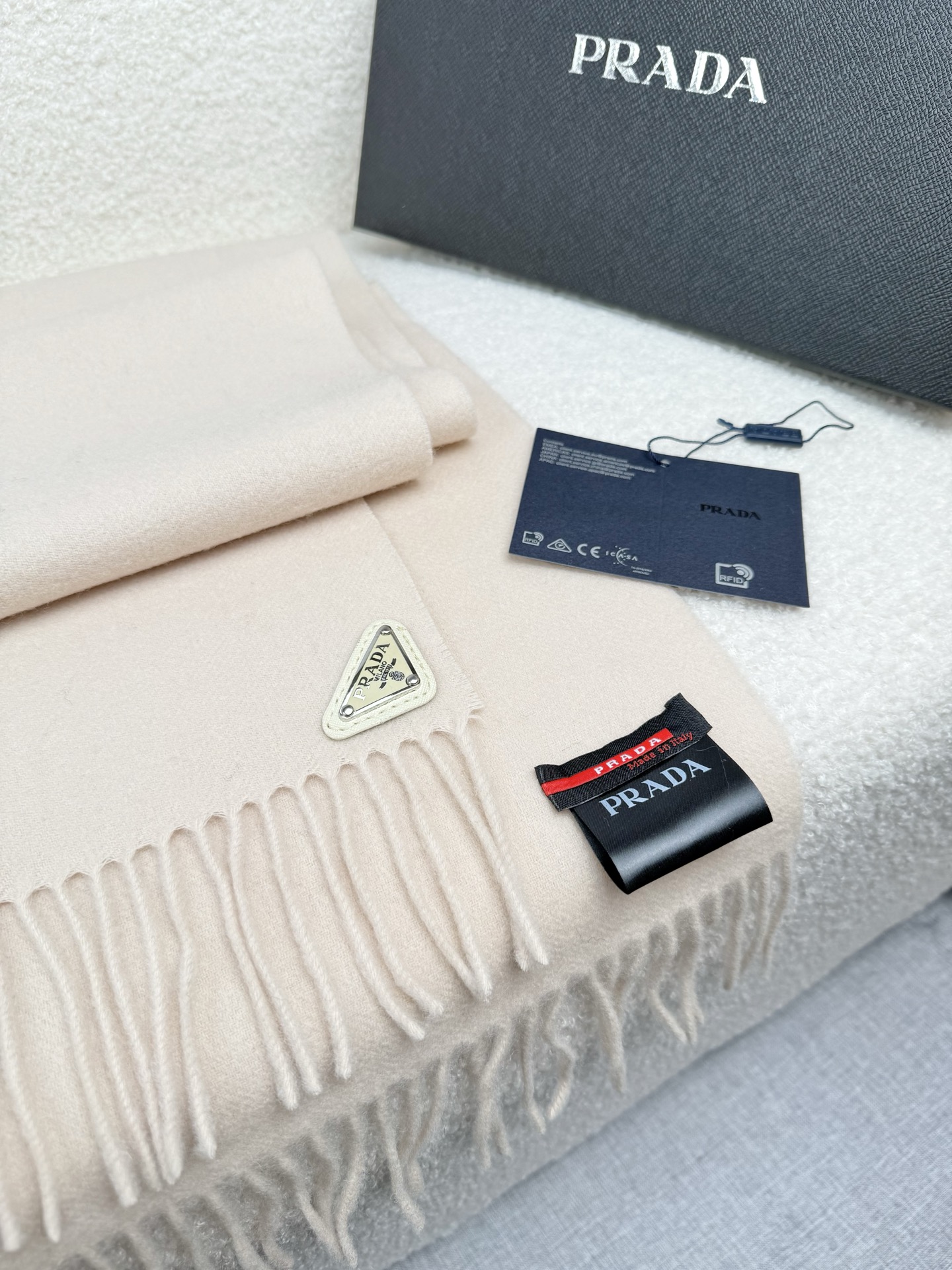 P。Prada。【素色金属三角标-羊绒围巾】5个色！感觉有了它真心不会再爱了.QC手里扣下的.真正专柜正品.全部今年最新