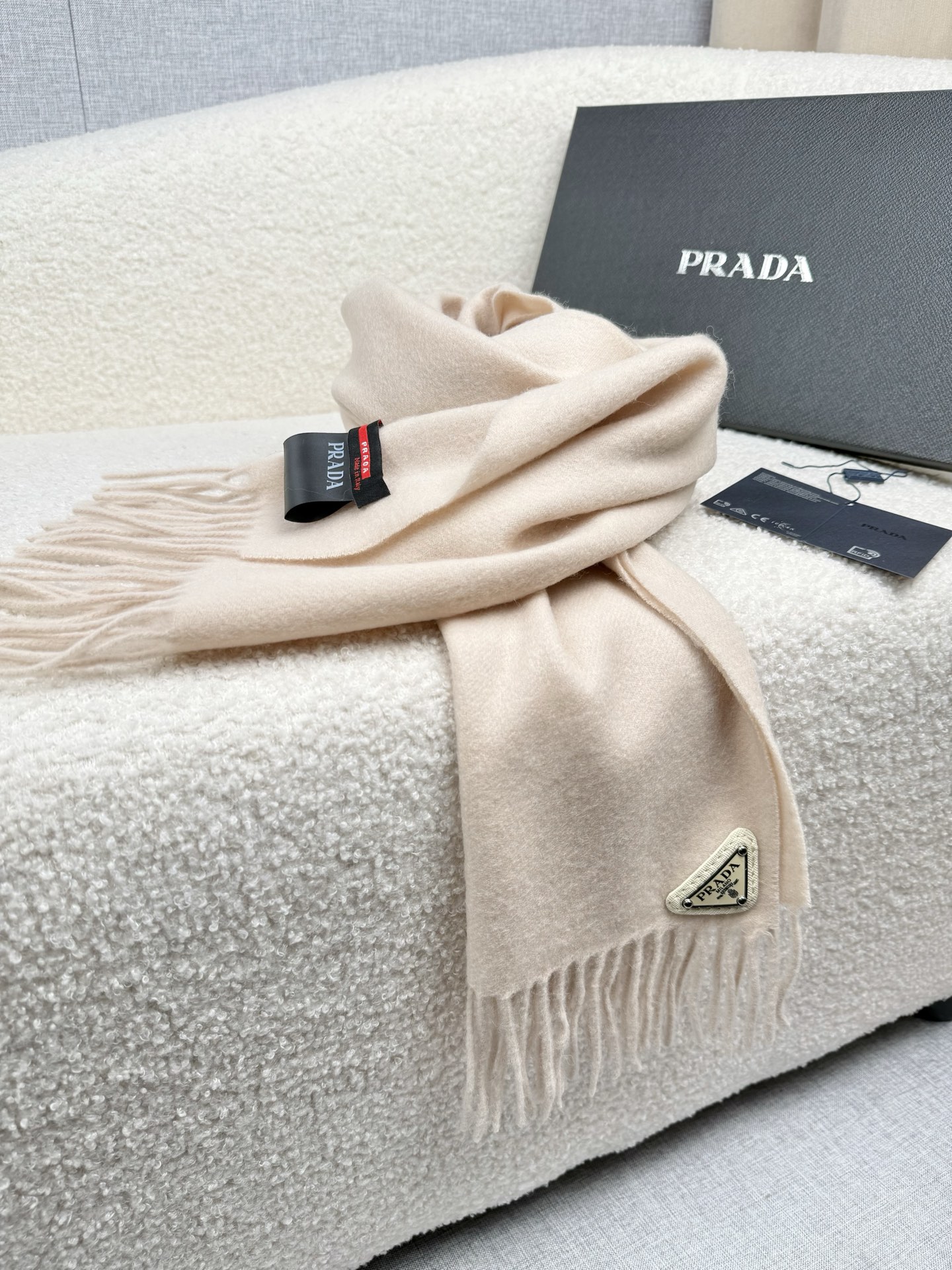 P。Prada。【素色金属三角标-羊绒围巾】5个色！感觉有了它真心不会再爱了.QC手里扣下的.真正专柜正品.全部今年最新