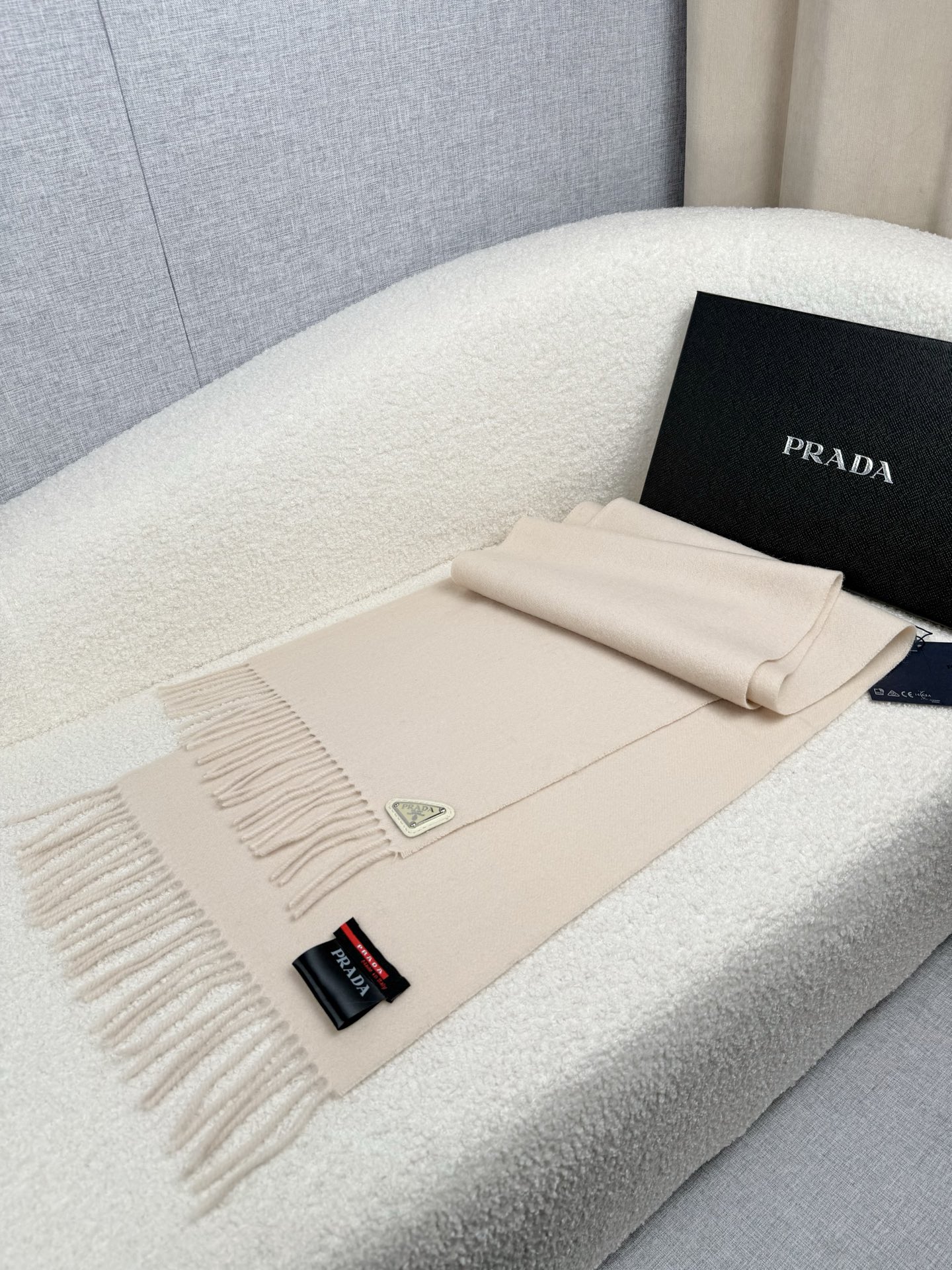 P。Prada。【素色金属三角标-羊绒围巾】5个色！感觉有了它真心不会再爱了.QC手里扣下的.真正专柜正品.全部今年最新