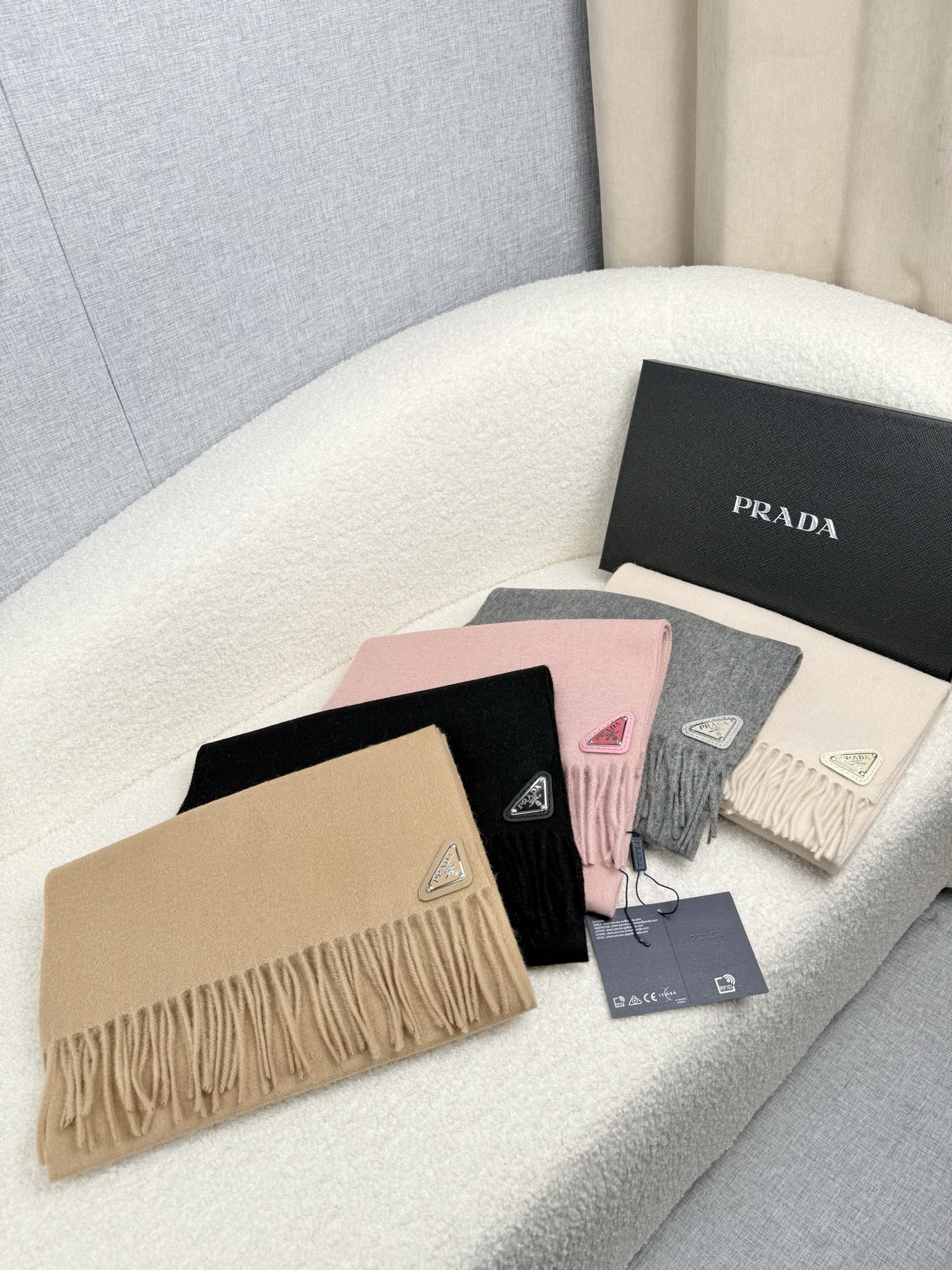 P。Prada。【素色金属三角标-羊绒围巾】5个色!感觉有了它真心不会再爱了.QC手里扣下的.真正专柜正品.全部今年最新 P。Prada。【素色金属三角标-羊绒围巾】5个色!感觉有了它真心不会再爱了.QC手里扣下的.真正专柜正品.全部今年最新
