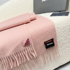 P。Prada。【素色金属三角标-羊绒围巾】5个色!感觉有了它真心不会再爱了.QC手里扣下的.真正专柜正品.全部今年最新 P。Prada。【素色金属三角标-羊绒围巾】5个色!感觉有了它真心不会再爱了.QC手里扣下的.真正专柜正品.全部今年最新