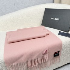 P。Prada。【素色金属三角标-羊绒围巾】5个色!感觉有了它真心不会再爱了.QC手里扣下的.真正专柜正品.全部今年最新 P。Prada。【素色金属三角标-羊绒围巾】5个色!感觉有了它真心不会再爱了.QC手里扣下的.真正专柜正品.全部今年最新