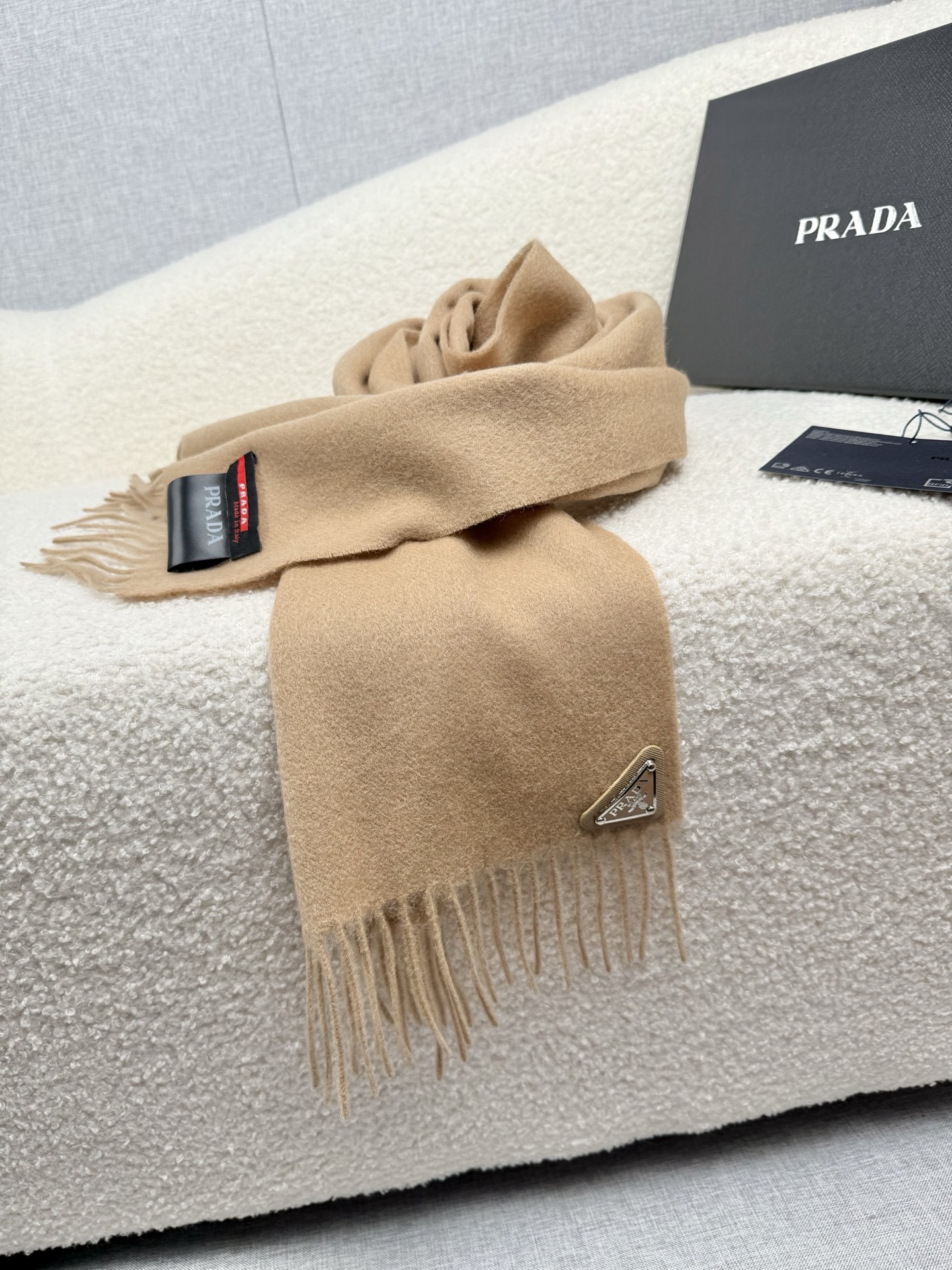 P。Prada。【素色金属三角标-羊绒围巾】5个色!感觉有了它真心不会再爱了.QC手里扣下的.真正专柜正品.全部今年最新 P。Prada。【素色金属三角标-羊绒围巾】5个色!感觉有了它真心不会再爱了.QC手里扣下的.真正专柜正品.全部今年最新