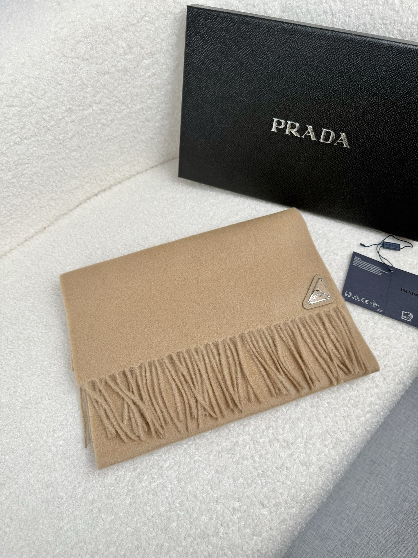 P。Prada。【素色金属三角标-羊绒围巾】5个色!感觉有了它真心不会再爱了.QC手里扣下的.真正专柜正品.全部今年最新 P。Prada。【素色金属三角标-羊绒围巾】5个色!感觉有了它真心不会再爱了.QC手里扣下的.真正专柜正品.全部今年最新