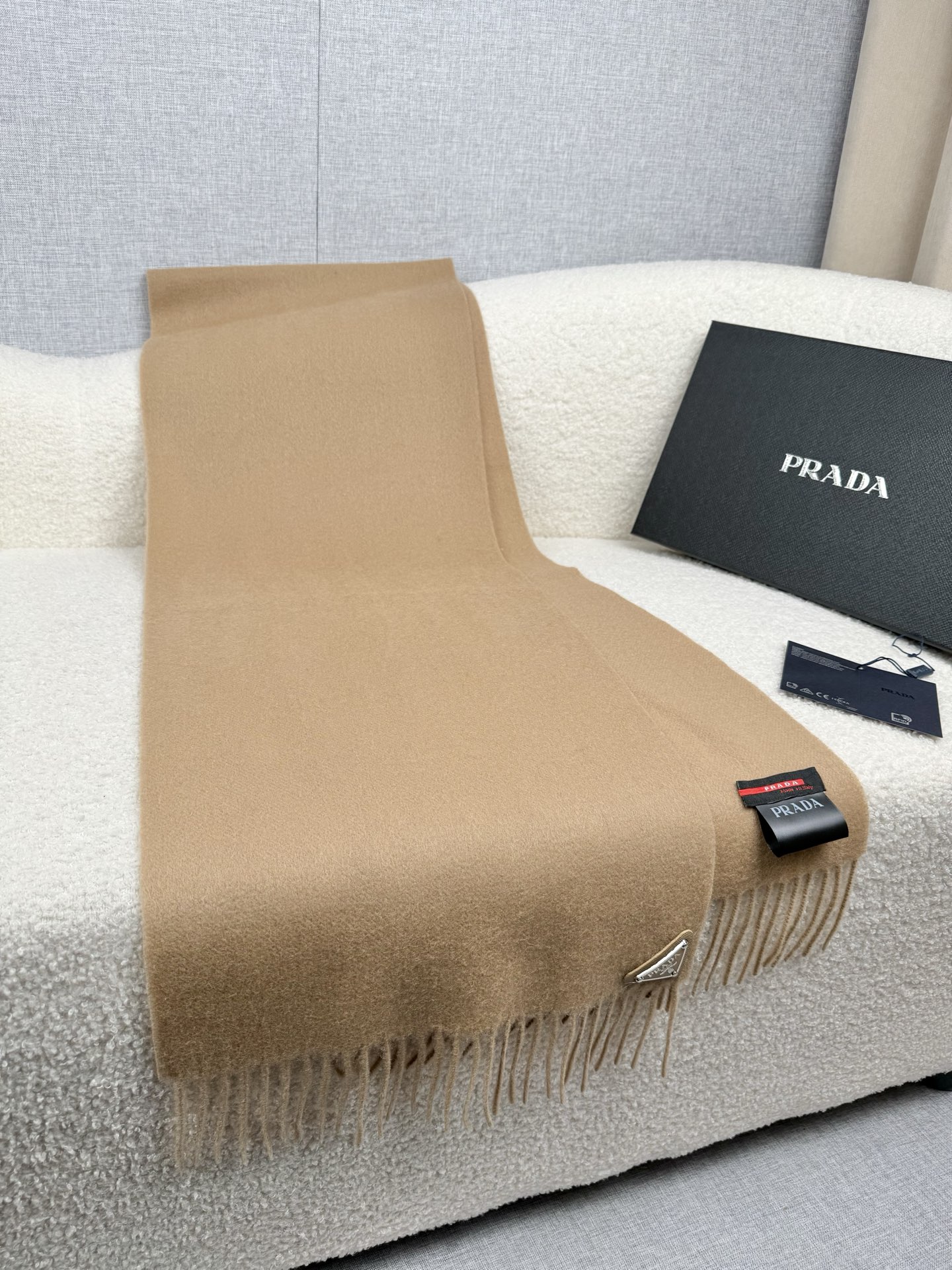 P。Prada。【素色金属三角标-羊绒围巾】5个色!感觉有了它真心不会再爱了.QC手里扣下的.真正专柜正品.全部今年最新 P。Prada。【素色金属三角标-羊绒围巾】5个色!感觉有了它真心不会再爱了.QC手里扣下的.真正专柜正品.全部今年最新