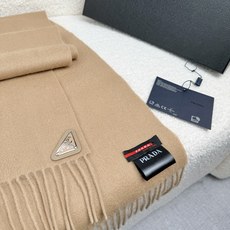 P。Prada。【素色金属三角标-羊绒围巾】5个色!感觉有了它真心不会再爱了.QC手里扣下的.真正专柜正品.全部今年最新 P。Prada。【素色金属三角标-羊绒围巾】5个色!感觉有了它真心不会再爱了.QC手里扣下的.真正专柜正品.全部今年最新