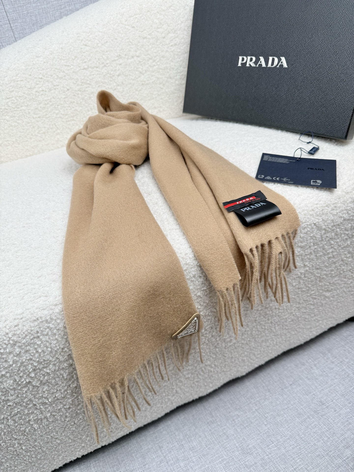 P。Prada。【素色金属三角标-羊绒围巾】5个色!感觉有了它真心不会再爱了.QC手里扣下的.真正专柜正品.全部今年最新 P。Prada。【素色金属三角标-羊绒围巾】5个色!感觉有了它真心不会再爱了.QC手里扣下的.真正专柜正品.全部今年最新