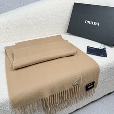 P。Prada。【素色金属三角标-羊绒围巾】5个色!感觉有了它真心不会再爱了.QC手里扣下的.真正专柜正品.全部今年最新 P。Prada。【素色金属三角标-羊绒围巾】5个色!感觉有了它真心不会再爱了.QC手里扣下的.真正专柜正品.全部今年最新