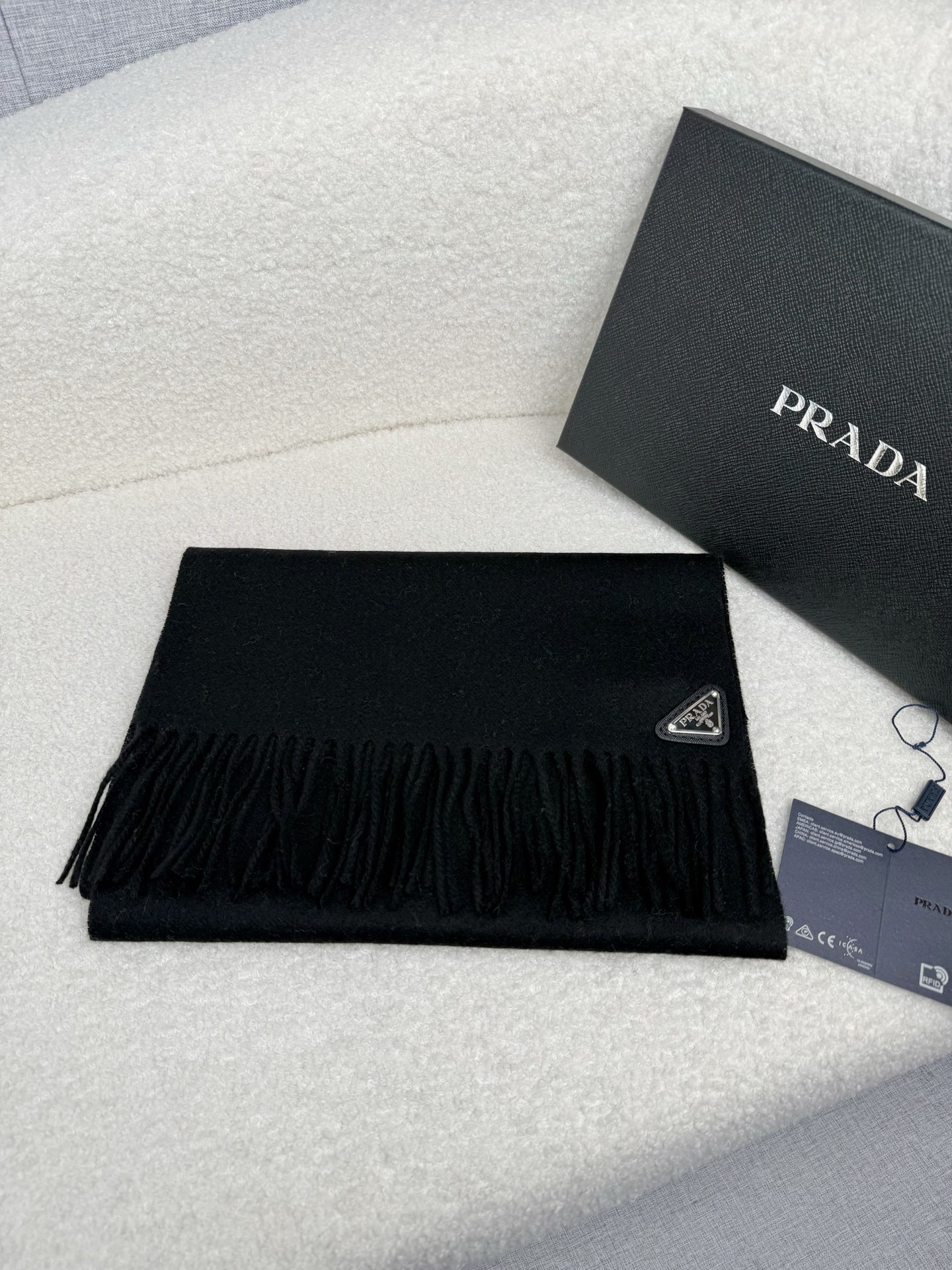 P。Prada。【素色金属三角标-羊绒围巾】5个色!感觉有了它真心不会再爱了.QC手里扣下的.真正专柜正品.全部今年最新 P。Prada。【素色金属三角标-羊绒围巾】5个色!感觉有了它真心不会再爱了.QC手里扣下的.真正专柜正品.全部今年最新