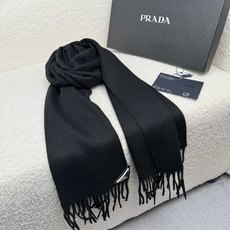 P。Prada。【素色金属三角标-羊绒围巾】5个色!感觉有了它真心不会再爱了.QC手里扣下的.真正专柜正品.全部今年最新 P。Prada。【素色金属三角标-羊绒围巾】5个色!感觉有了它真心不会再爱了.QC手里扣下的.真正专柜正品.全部今年最新