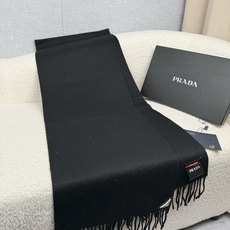 P。Prada。【素色金属三角标-羊绒围巾】5个色!感觉有了它真心不会再爱了.QC手里扣下的.真正专柜正品.全部今年最新 P。Prada。【素色金属三角标-羊绒围巾】5个色!感觉有了它真心不会再爱了.QC手里扣下的.真正专柜正品.全部今年最新
