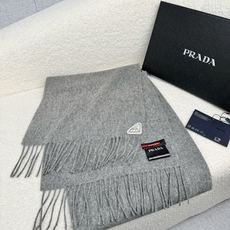 P。Prada。【素色金属三角标-羊绒围巾】5个色!感觉有了它真心不会再爱了.QC手里扣下的.真正专柜正品.全部今年最新 P。Prada。【素色金属三角标-羊绒围巾】5个色!感觉有了它真心不会再爱了.QC手里扣下的.真正专柜正品.全部今年最新