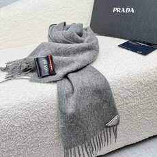 P。Prada。【素色金属三角标-羊绒围巾】5个色!感觉有了它真心不会再爱了.QC手里扣下的.真正专柜正品.全部今年最新 P。Prada。【素色金属三角标-羊绒围巾】5个色!感觉有了它真心不会再爱了.QC手里扣下的.真正专柜正品.全部今年最新