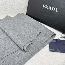 P。Prada。【素色金属三角标-羊绒围巾】5个色!感觉有了它真心不会再爱了.QC手里扣下的.真正专柜正品.全部今年最新 P。Prada。【素色金属三角标-羊绒围巾】5个色!感觉有了它真心不会再爱了.QC手里扣下的.真正专柜正品.全部今年最新