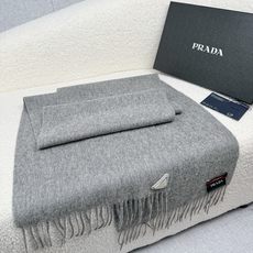 P。Prada。【素色金属三角标-羊绒围巾】5个色!感觉有了它真心不会再爱了.QC手里扣下的.真正专柜正品.全部今年最新 P。Prada。【素色金属三角标-羊绒围巾】5个色!感觉有了它真心不会再爱了.QC手里扣下的.真正专柜正品.全部今年最新