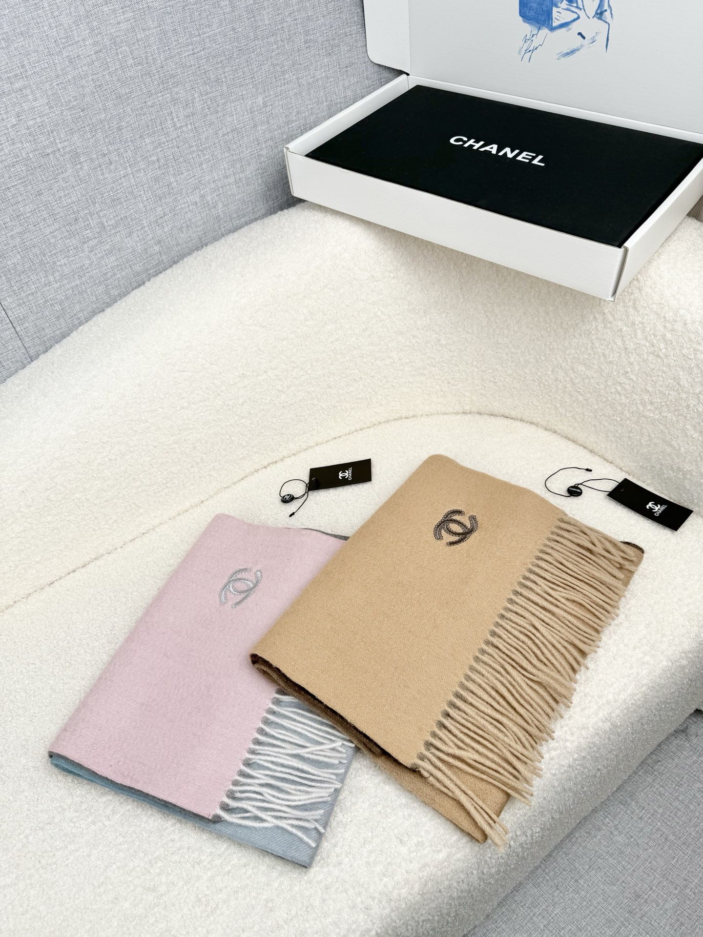 NO:619658,.C Home. [Gradient-Cashmere Scarf] 5 colors!  I feel like I will never fall in love with it again. It is in the hands of QC. It is genuine products from the counter. All of them have the latest logo this year and are anti-counterfeiting. Every item is stamped by QC inspection. So everything is perfect and the same as the counter!  It is a rare opportunity to have this kind of pure counter product with all accessories stamped!  10,000 at the counter. There are 5 colors in total, each color is breathtakingly beautiful. Double-sided and double-color heavy stuff. With a little water ripple!  Elegant without being too showy!  .Support counter inspection!  180*30cm~~.50 cashmere and 50 lamb wool are used to increase toughness!  The texture is very soft ~ the color, color fastness and raw materials are world-class. So you will be happy if you buy it!  high version scarf, high version scarf, chanel19860909.C家.【渐变-羊绒围巾】5个色！感觉有了它真心不会再爱了.QC手里扣下的.真正专柜正品.全部今年最新logo最新防伪.每一条都是qc验货盖章.所以一切完美和专柜无差！这种纯专柜货全部辅料盖章齐全的机会无敌难得！专柜10000.一共5色,每个颜色都美到窒息.双面双色重磅的东西.带一点水波纹！既优雅又不会过于张扬！.支持专柜验货！180*30cm~~.50羊绒50羊羔毛用来增加韧性！质感非常柔软～色泽度色牢度原料都是世界级的.所以买到就赚开心啦！高版本围巾,高版本围巾,chanel,scarf