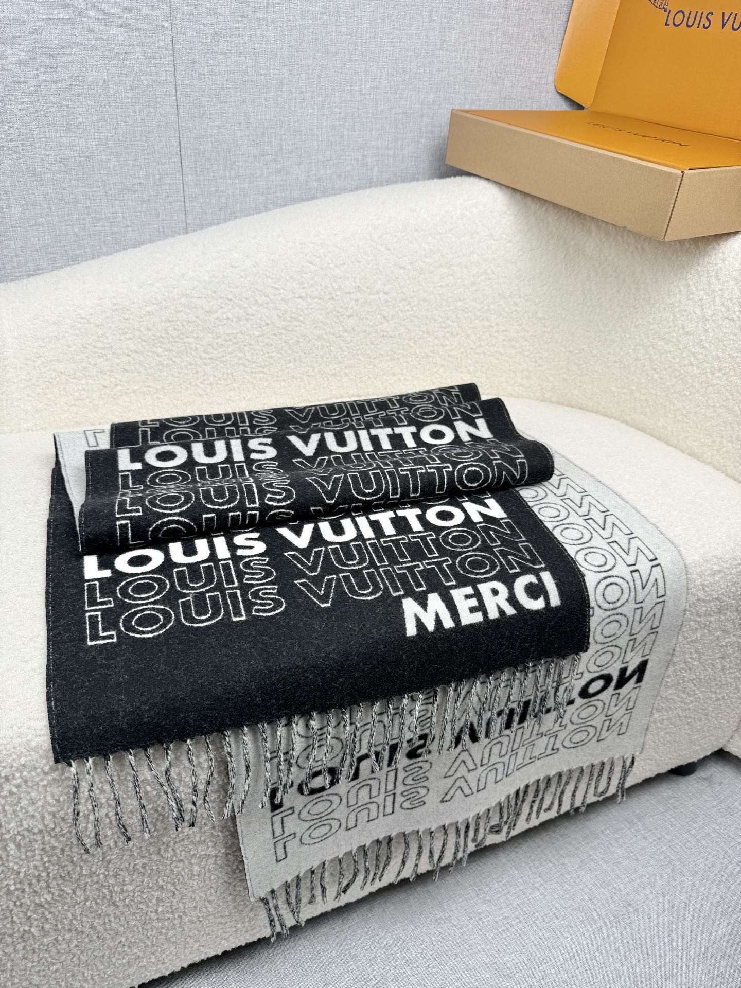 P。Louis Vuitton。【高版-MERCI系列】霍思燕同款披肩围巾两用！！驴家经典之作！欧美中东国际各大名模女星