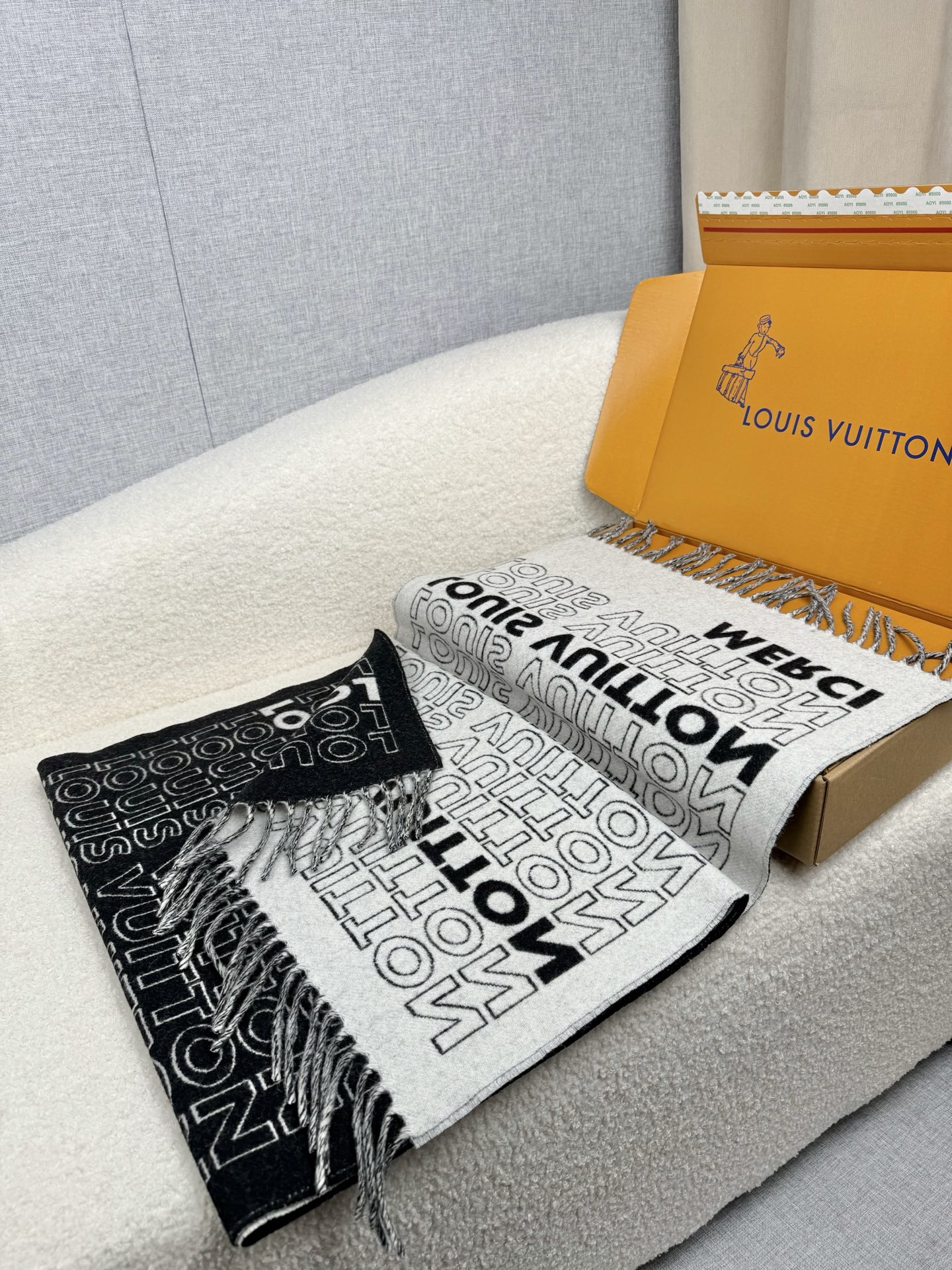 P。Louis Vuitton。【高版-MERCI系列】霍思燕同款披肩围巾两用！！驴家经典之作！欧美中东国际各大名模女星