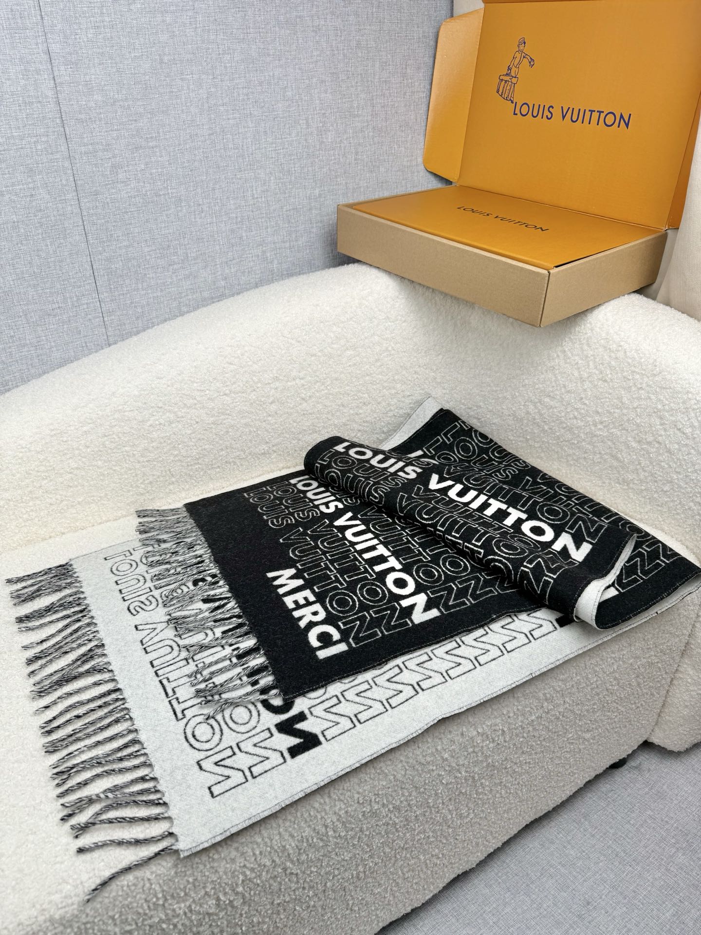 P。Louis Vuitton。【高版-MERCI系列】霍思燕同款披肩围巾两用！！驴家经典之作！欧美中东国际各大名模女星