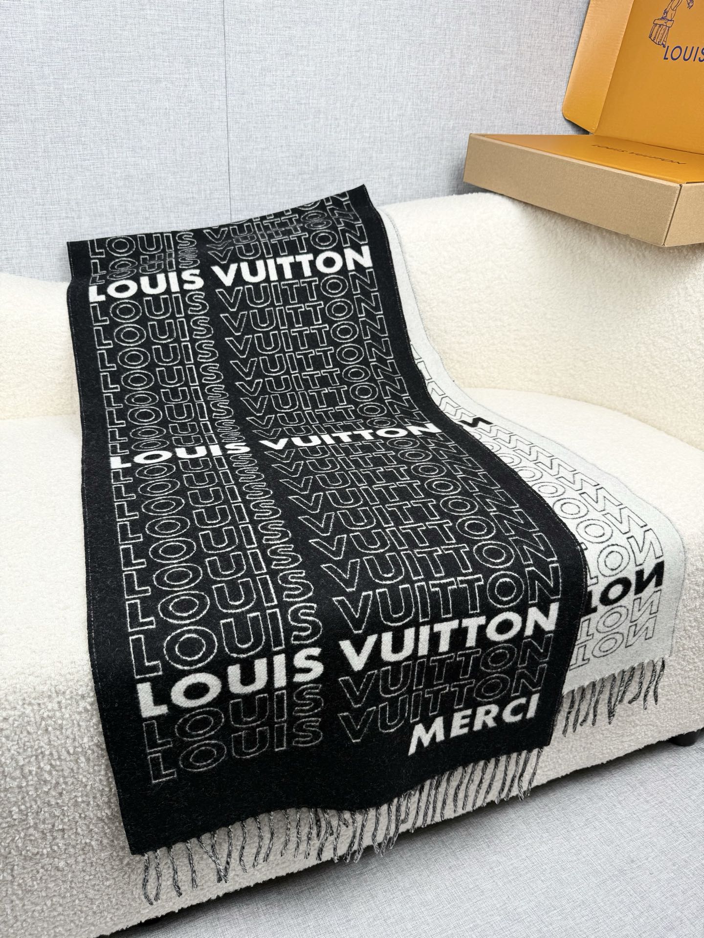 P。Louis Vuitton。【高版-MERCI系列】霍思燕同款披肩围巾两用！！驴家经典之作！欧美中东国际各大名模女星