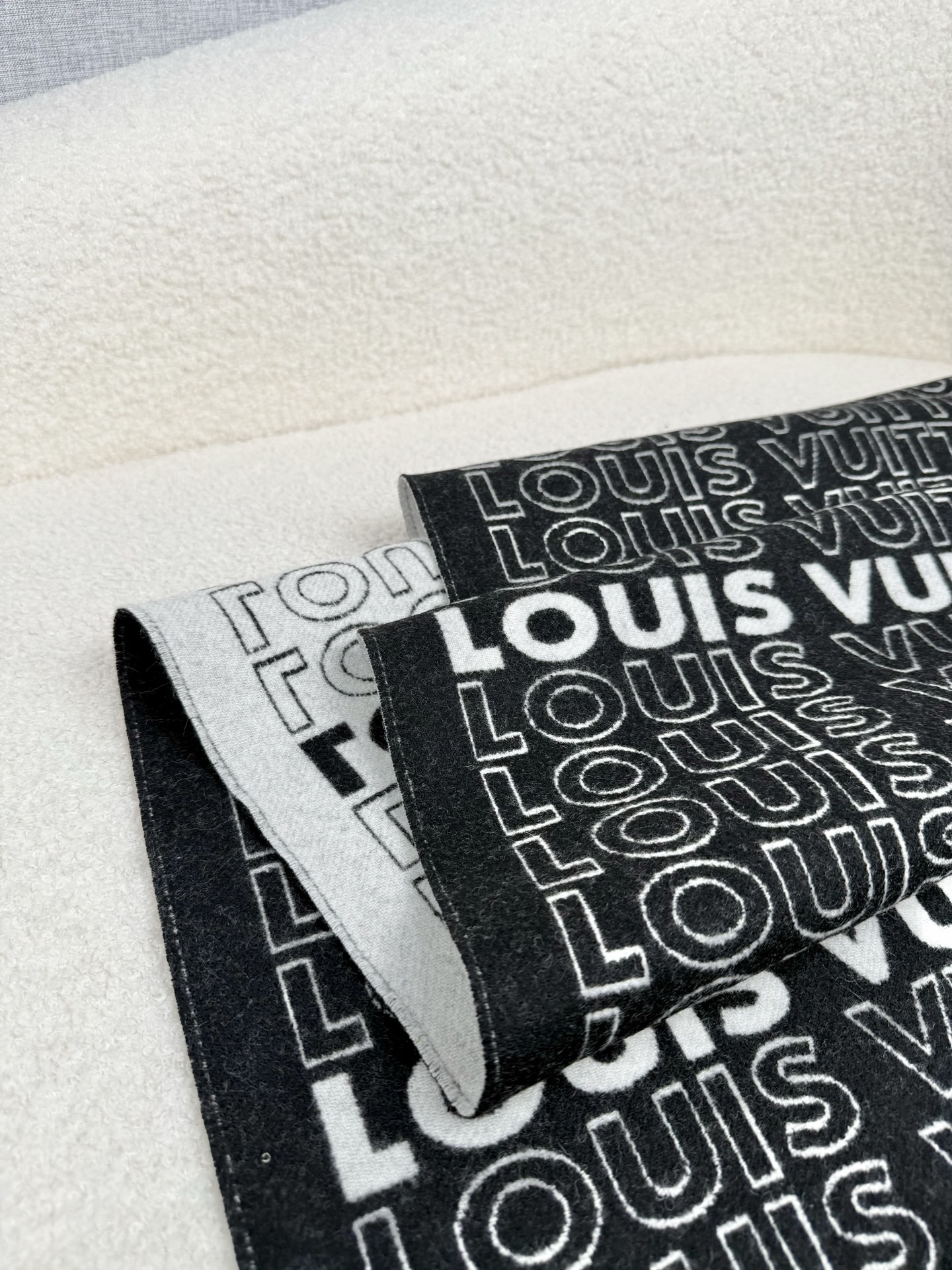 P。Louis Vuitton。【高版-MERCI系列】霍思燕同款披肩围巾两用！！驴家经典之作！欧美中东国际各大名模女星